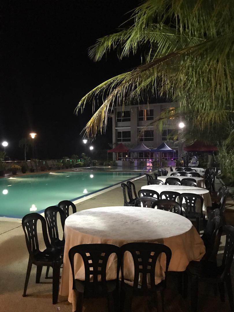 swimming pool [outdoor]