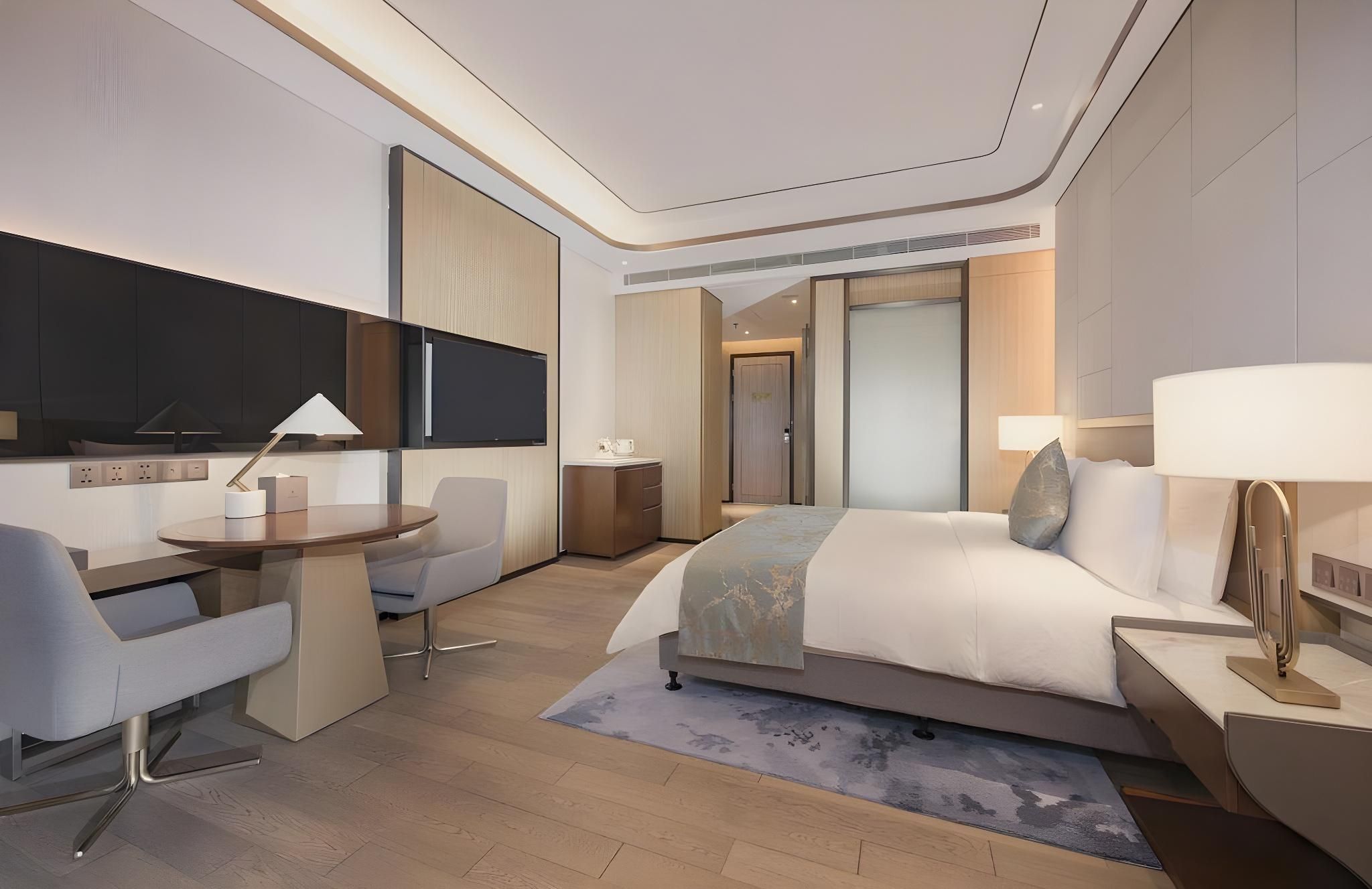 Business Queen Room