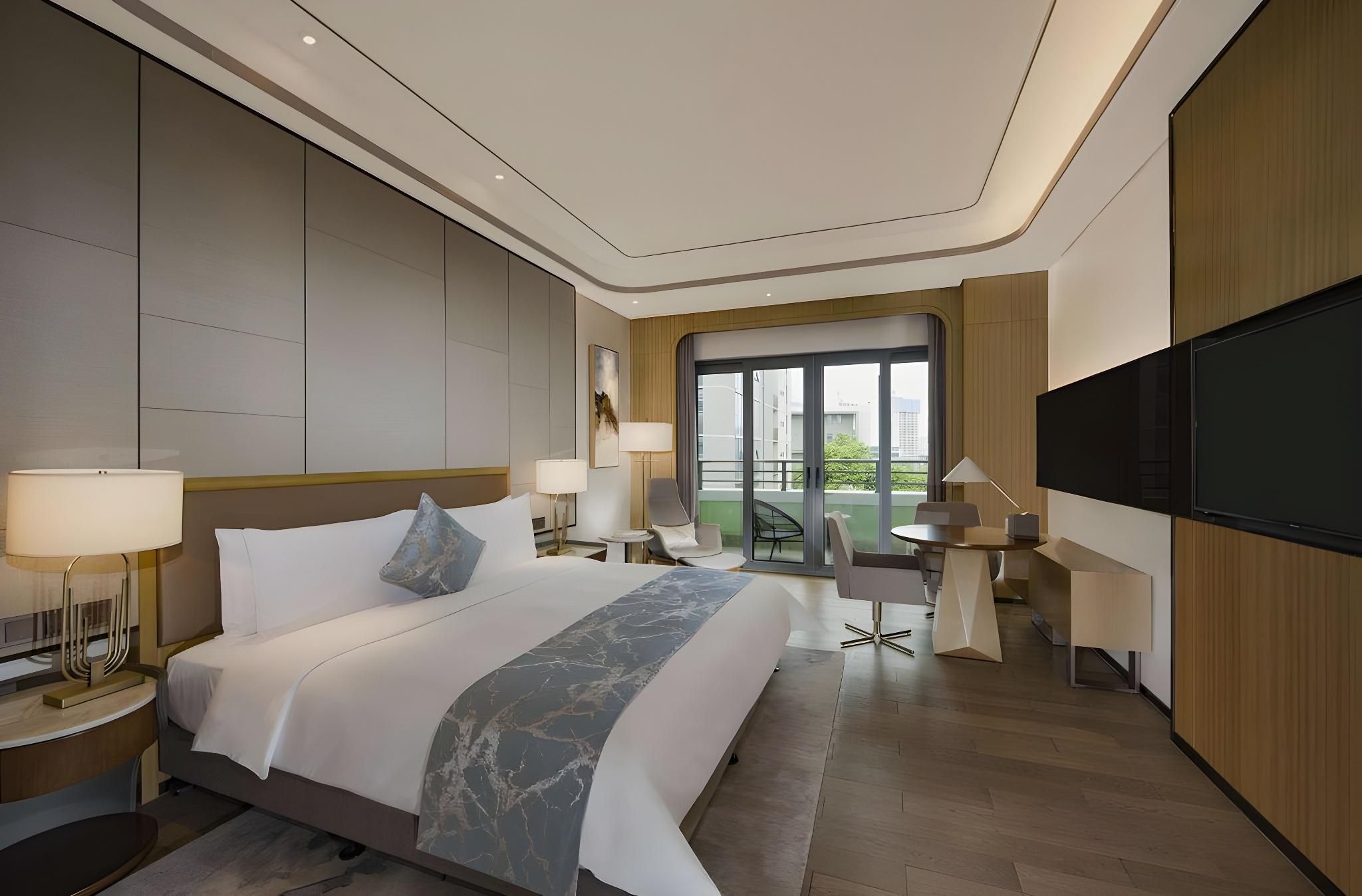 Business Queen Room