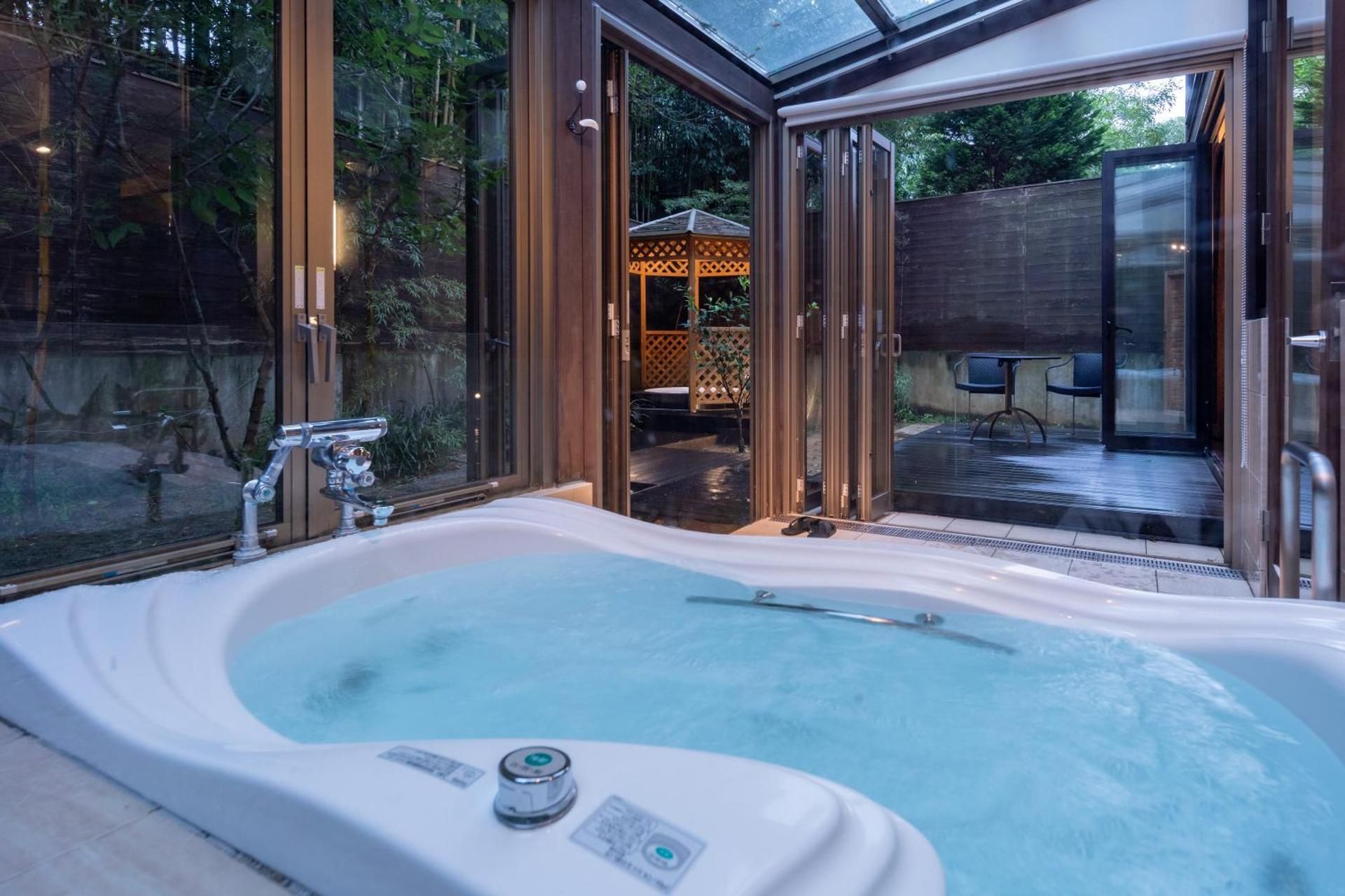 Cottage style room with open-air bath "Kakitsubata"