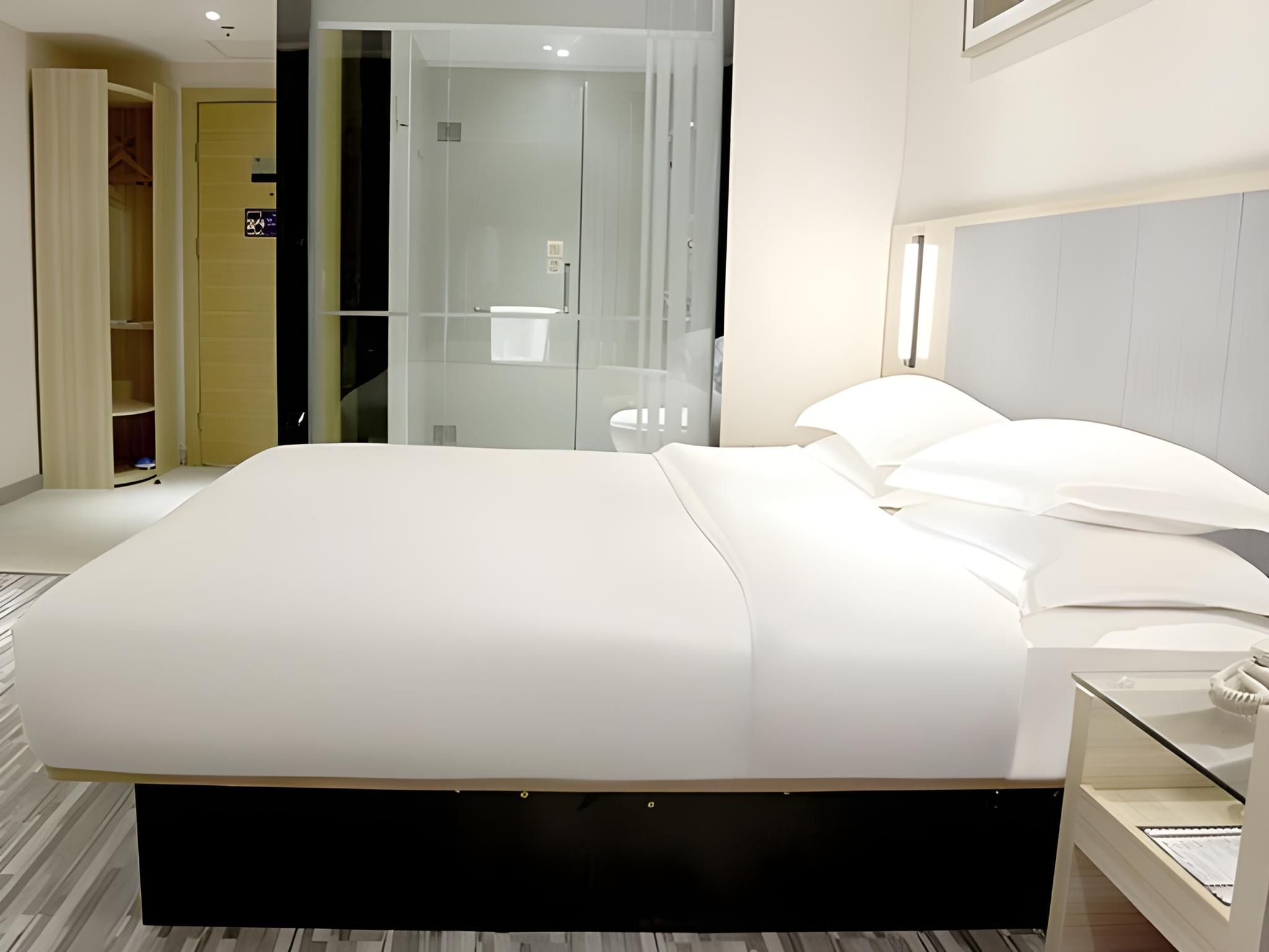Business Queen Room