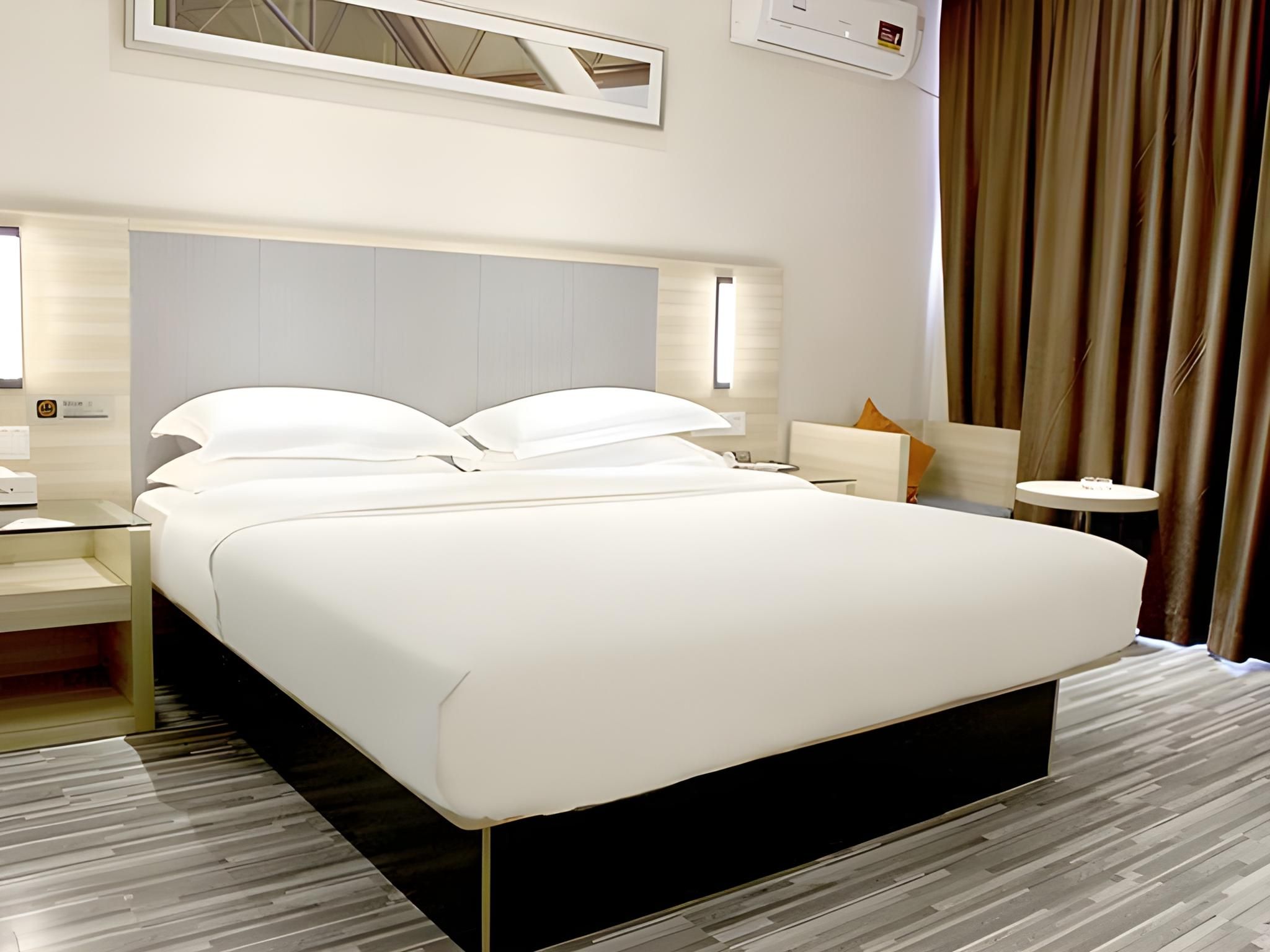 Business Queen Room