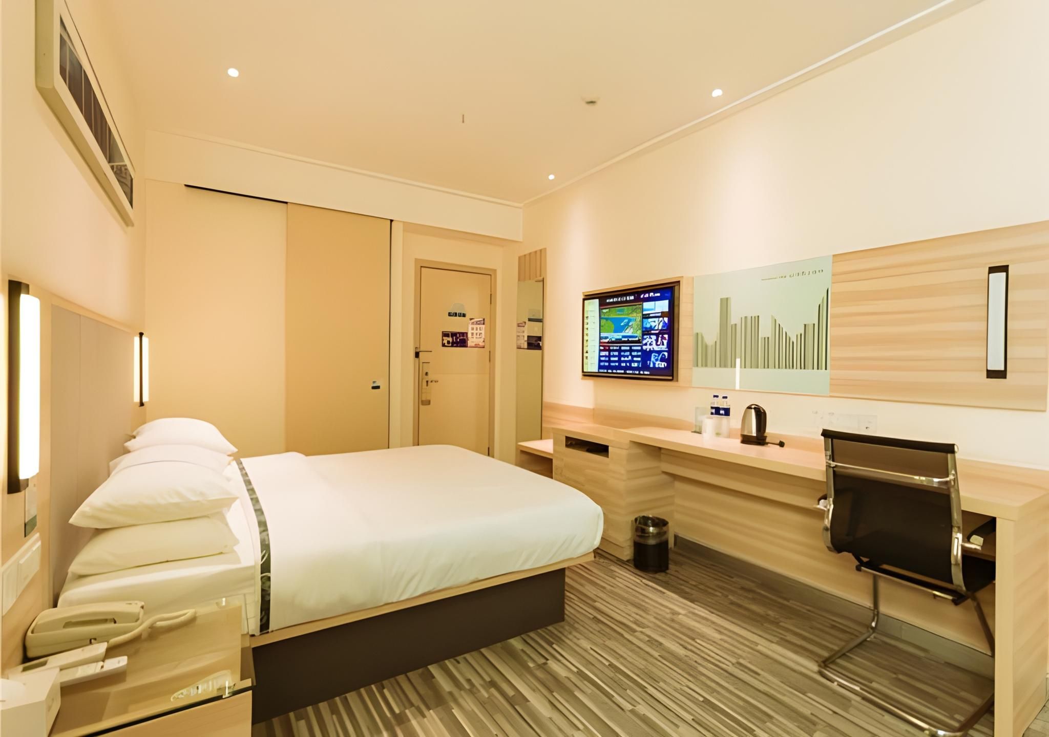 Stand Queen Room