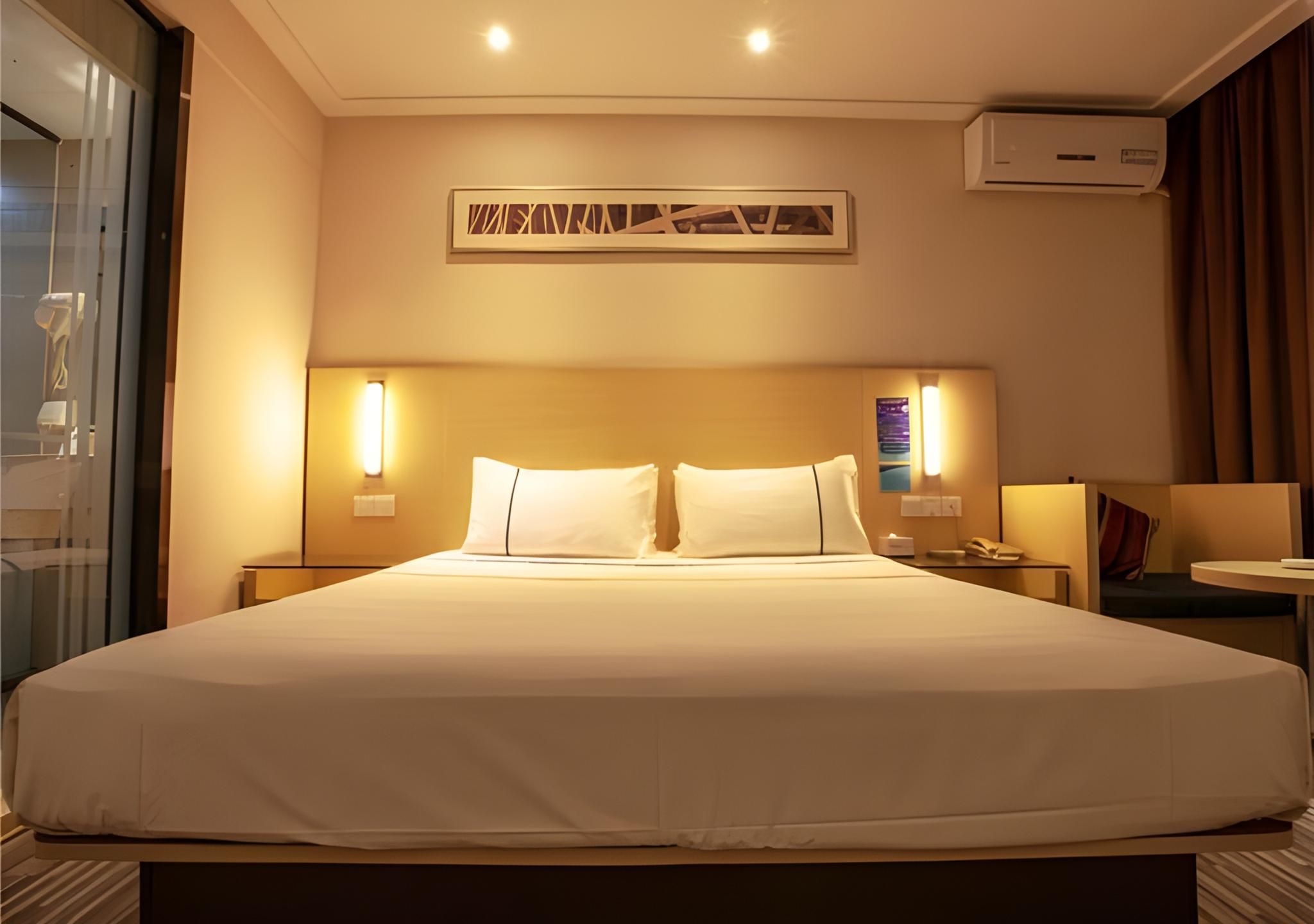 Stand Queen Room