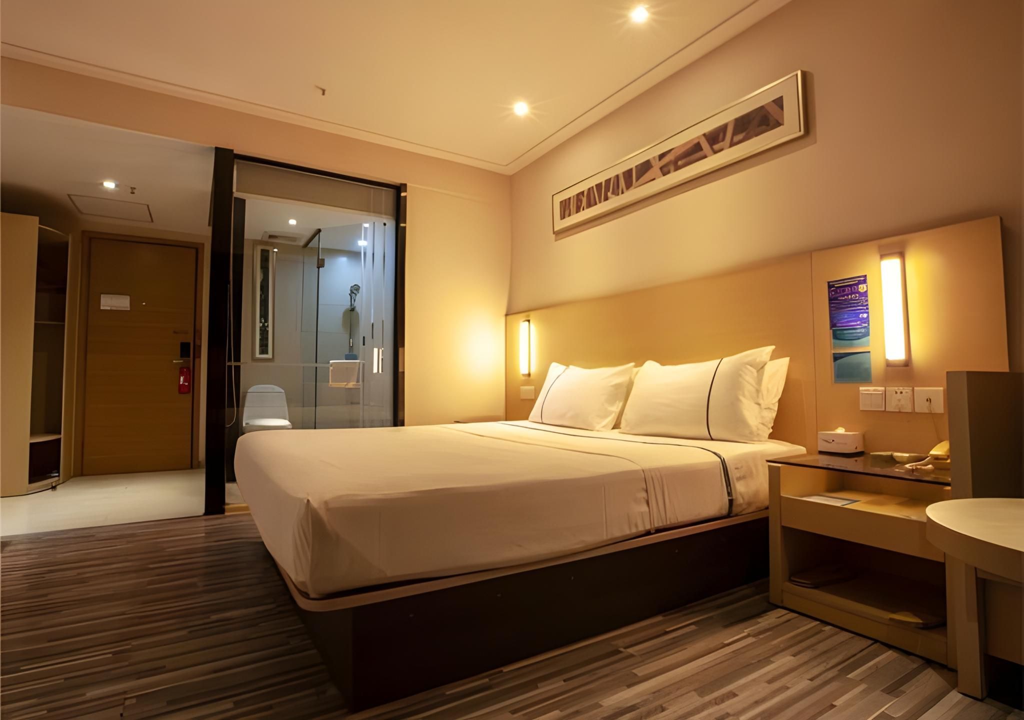 Stand Queen Room