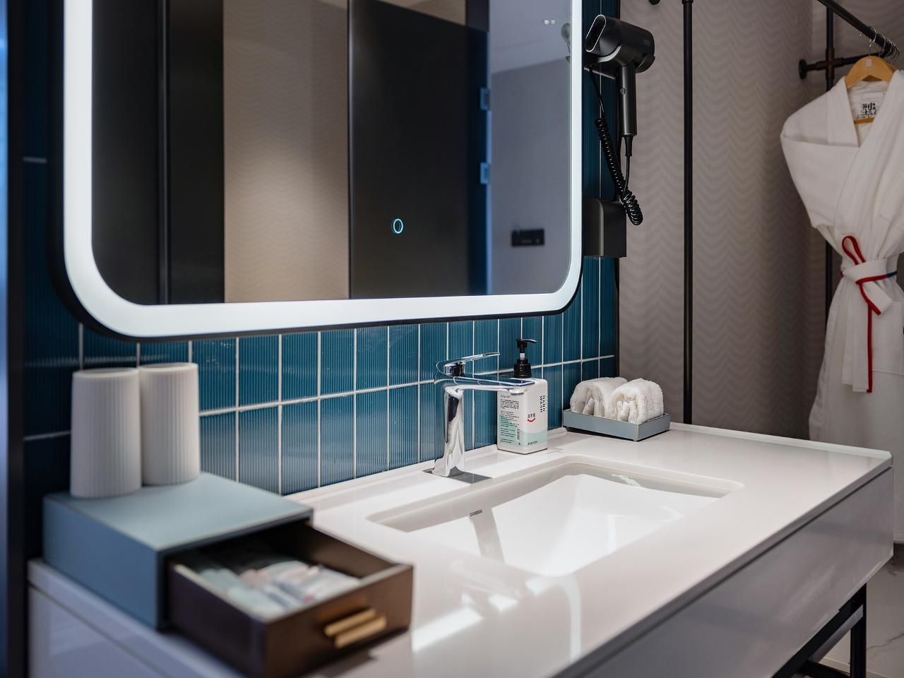 Dossen - Executive Suite