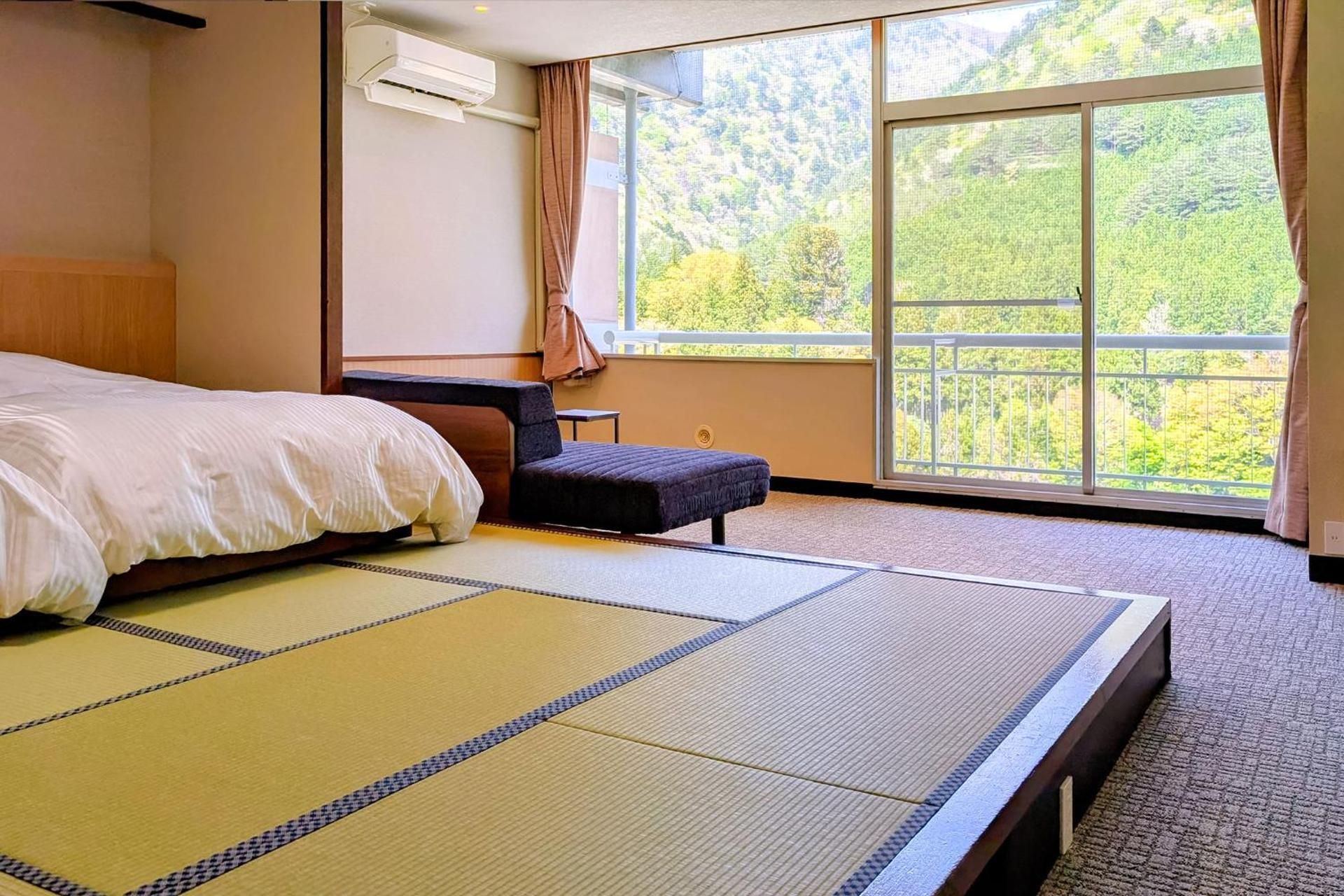 Standard Japanese-Style Twin Beds - Shared Bathroom - Non-Smoking