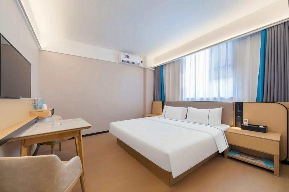 Stand Queen Room