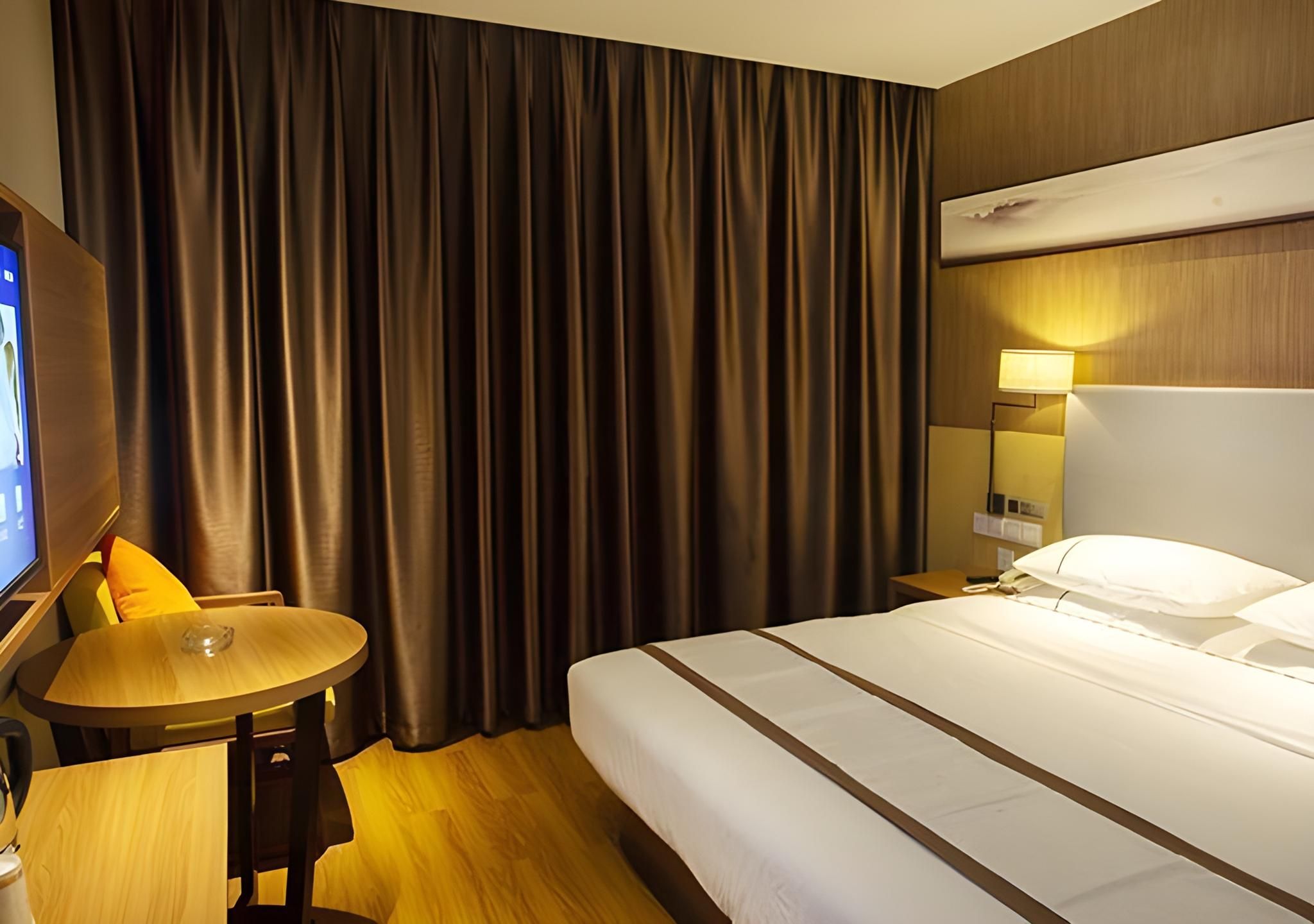 Business Queen Room