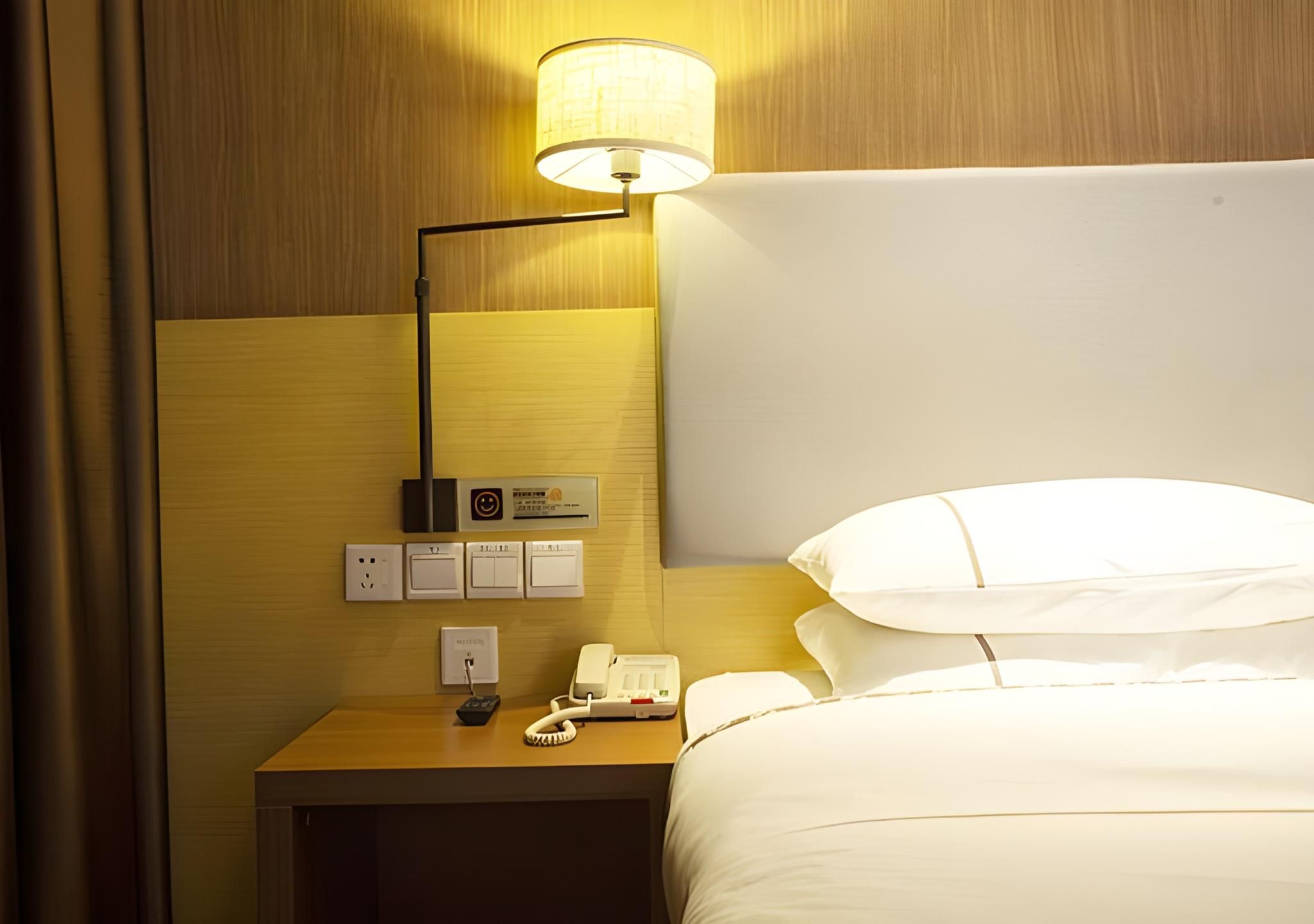 Stand Queen Room