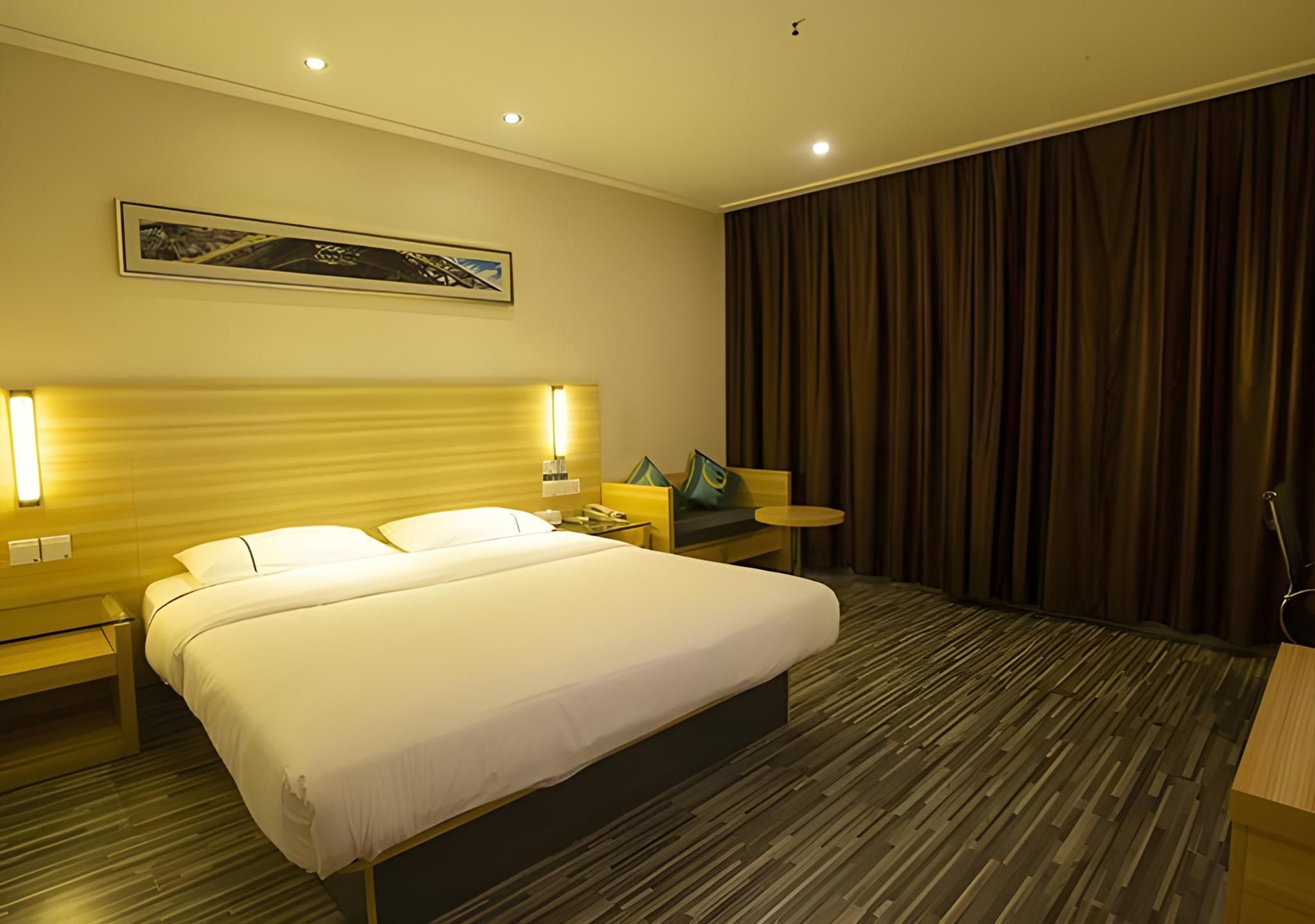 Stand Queen Room