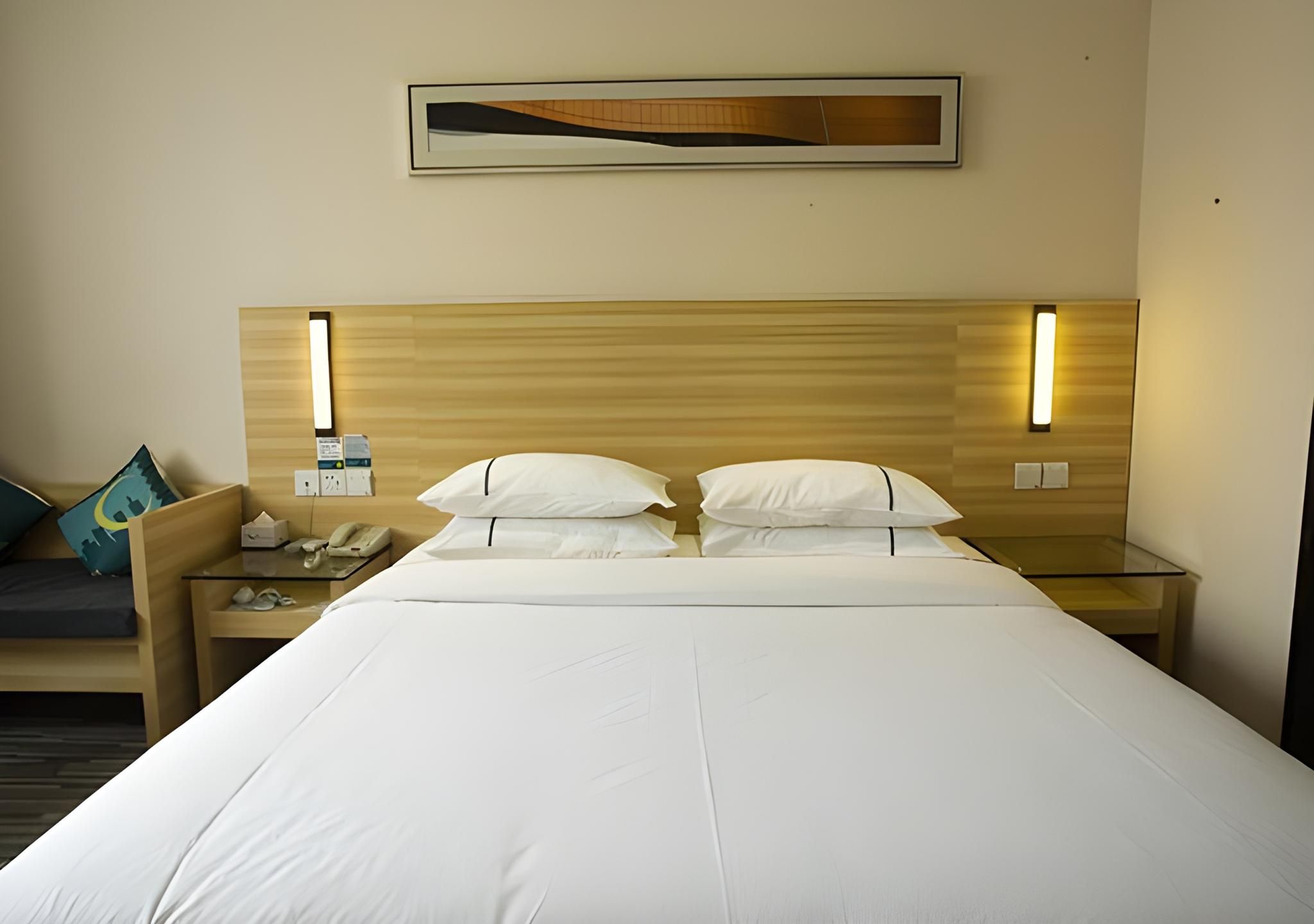 Stand Queen Room