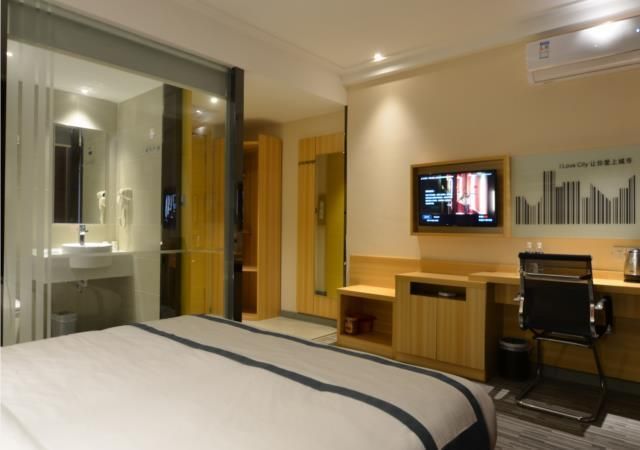 Stand Queen Room