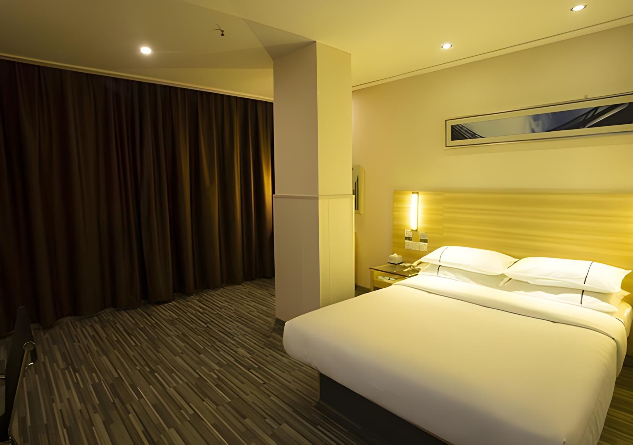 Stand Queen Room