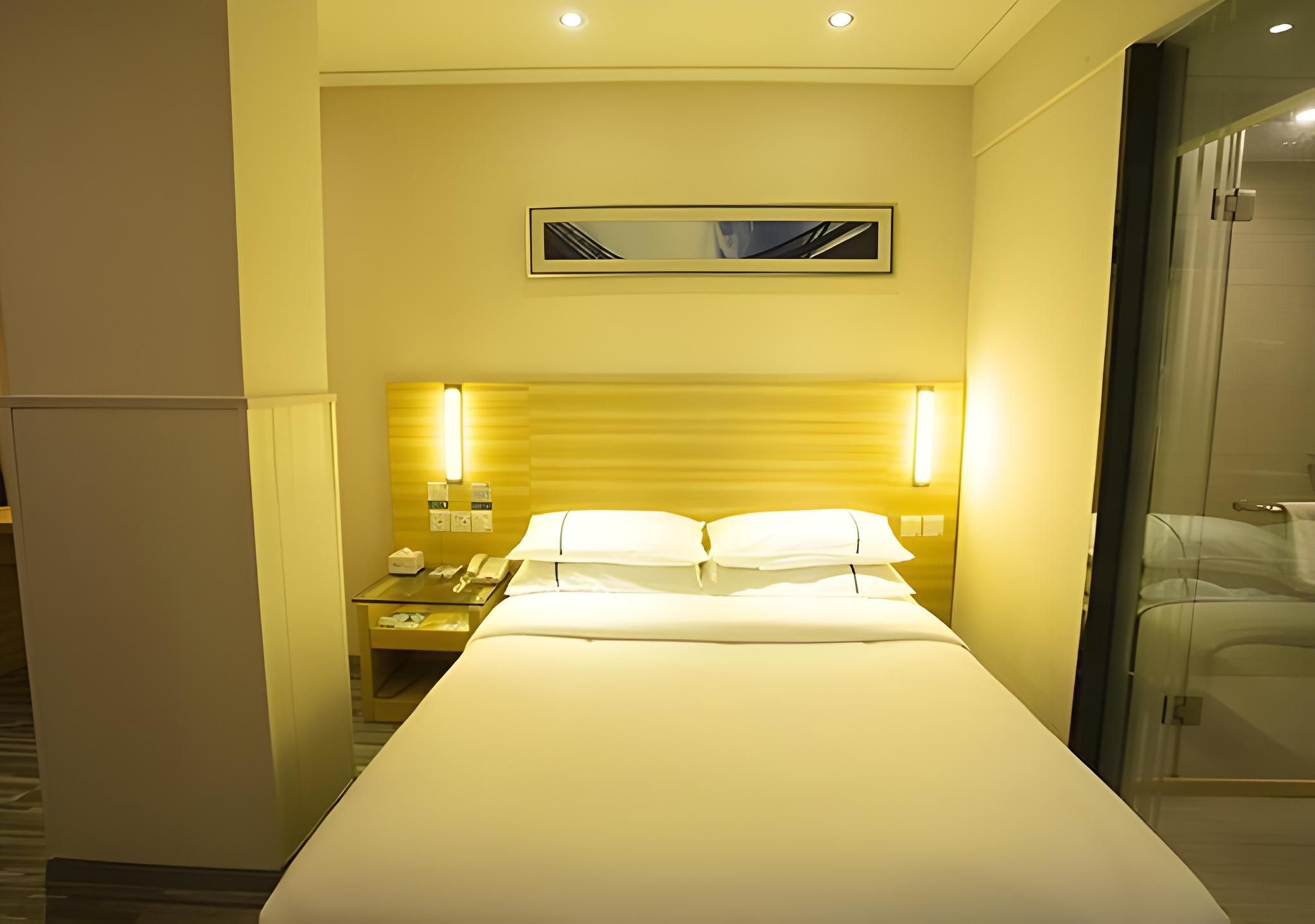 Stand Queen Room