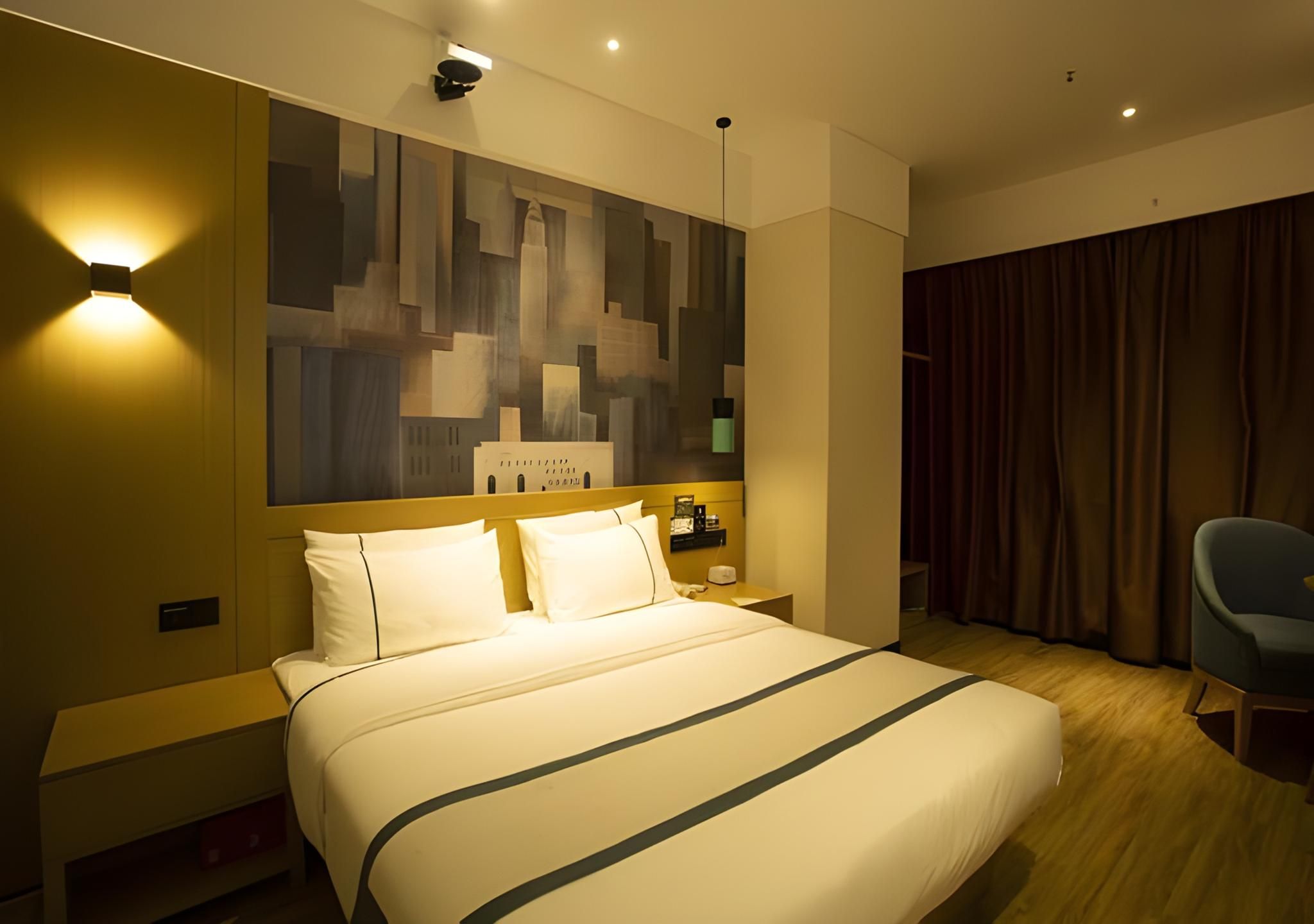 Stand Queen Room
