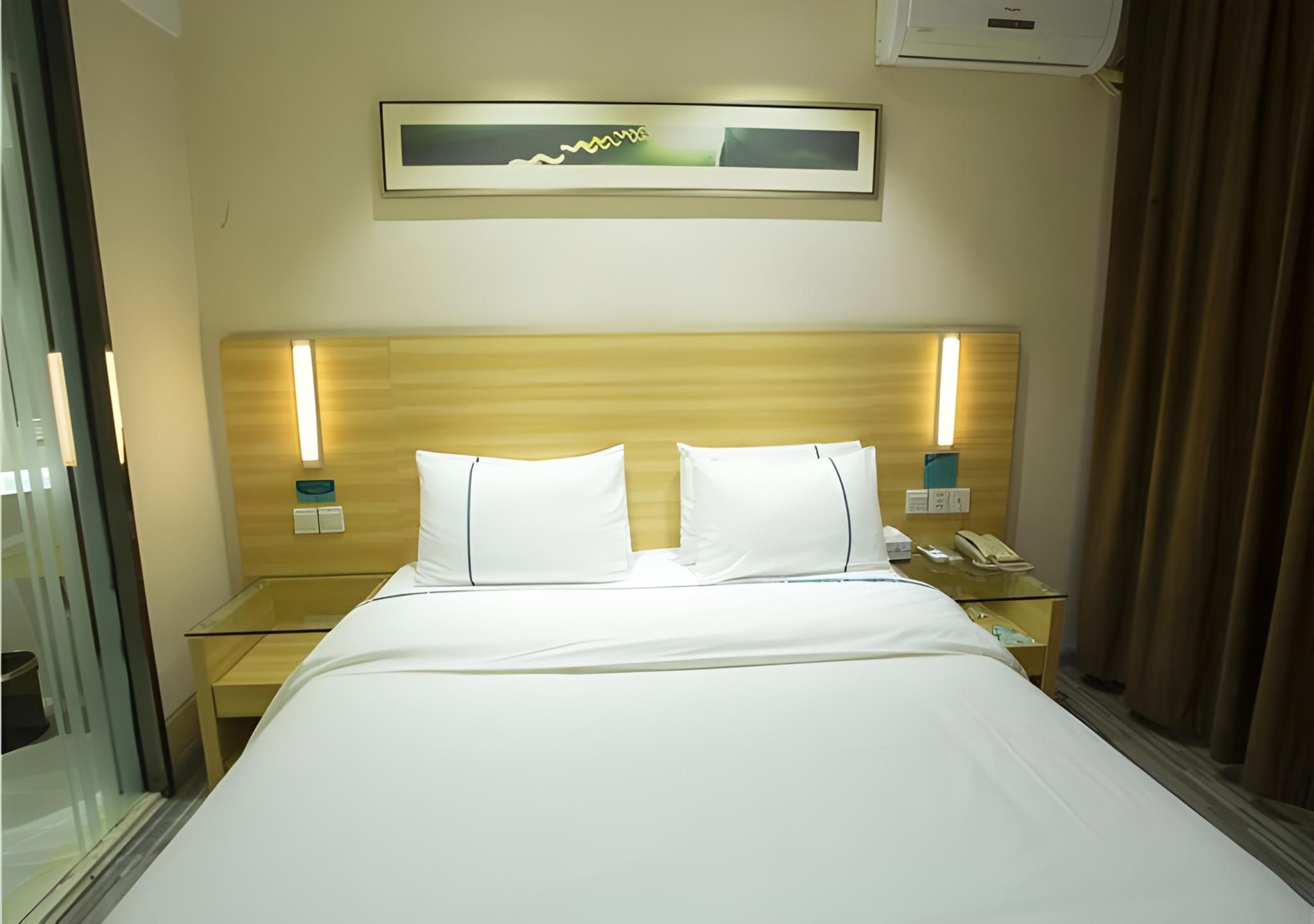 Stand Queen Room