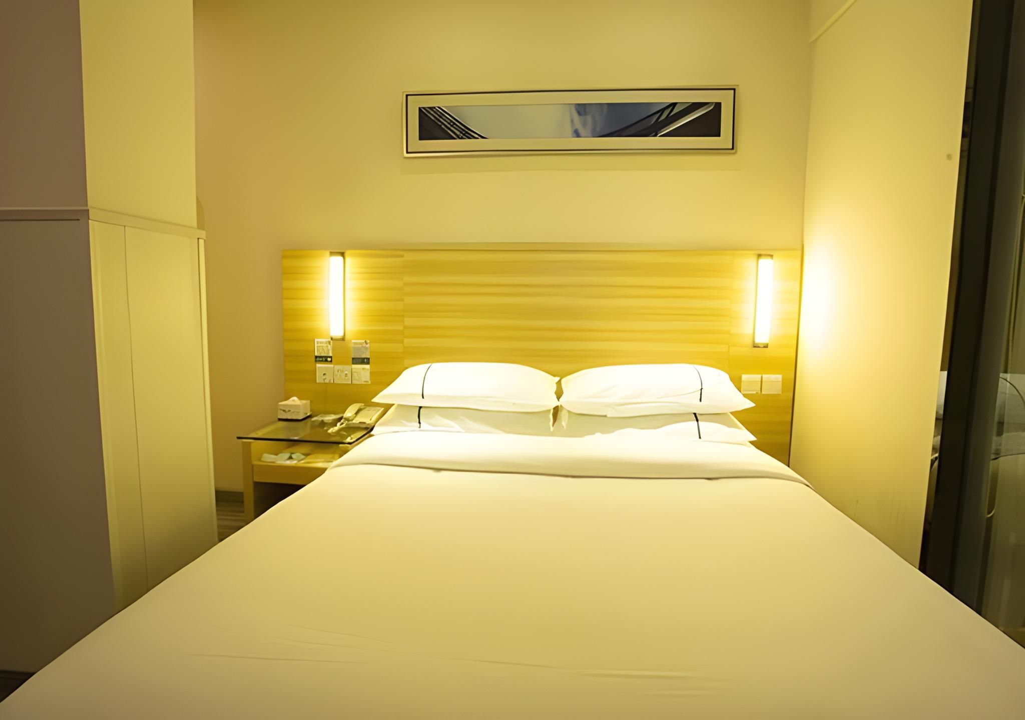 Stand Queen Room