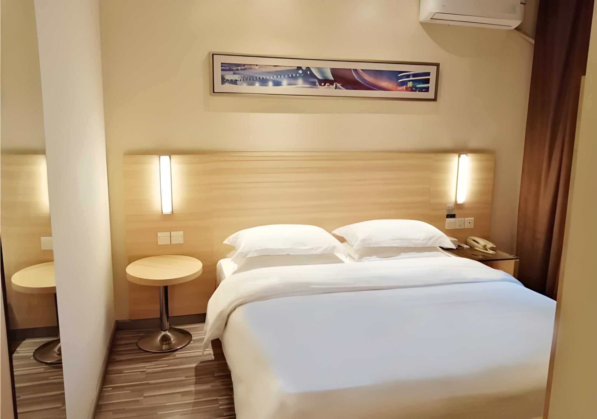 Business Queen Room