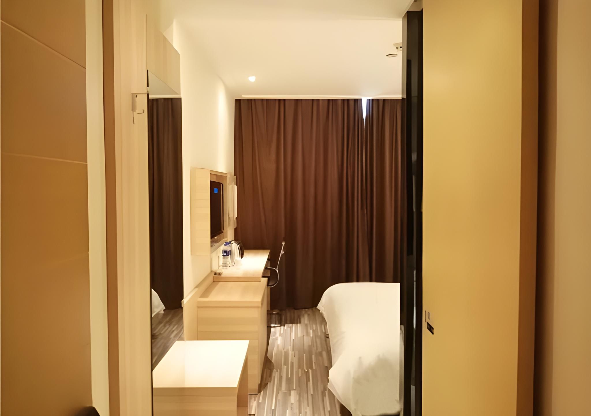 Business Queen Room