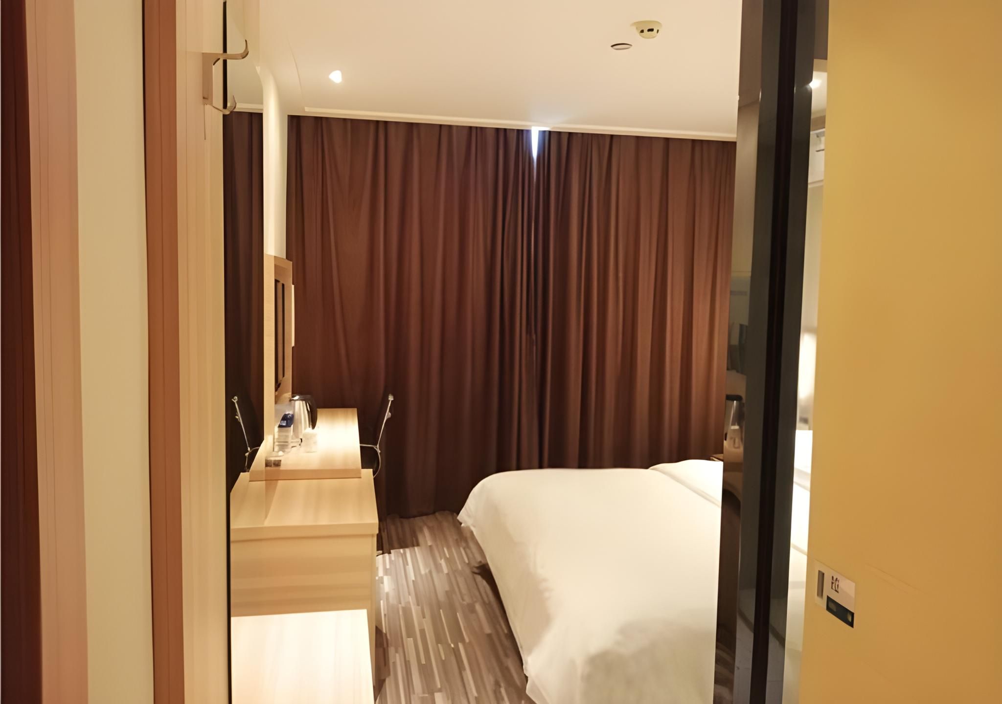Stand Queen Room