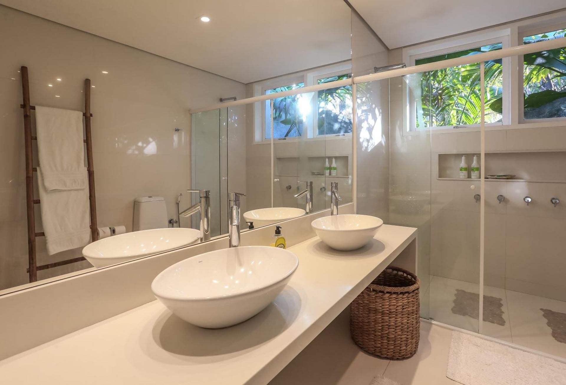 King Suite with Pool View