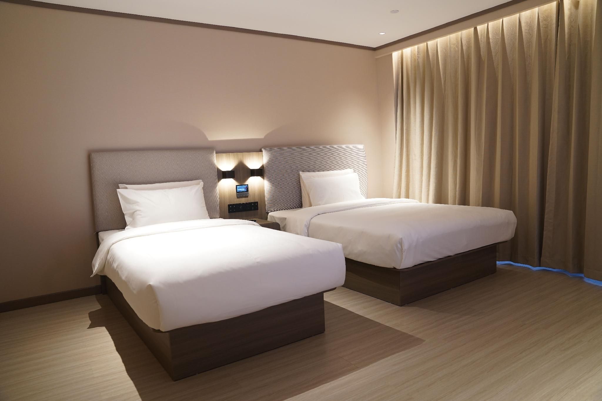 Huazhu - Business Family Room
