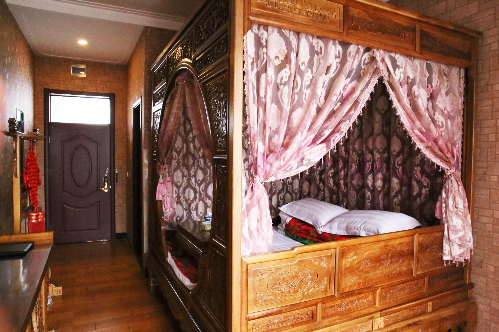 GTI - Feature 1 Bed, KANG Bed for 2 people