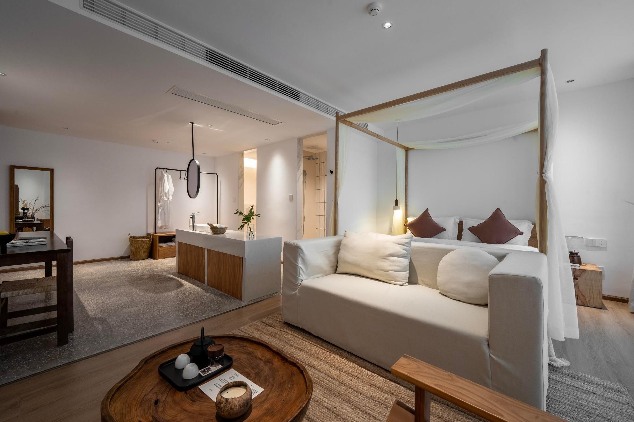 Warm Queen Room