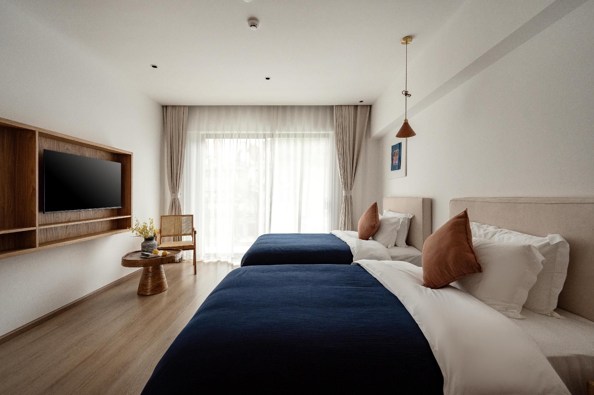 Cozy Twin Room with Balcony