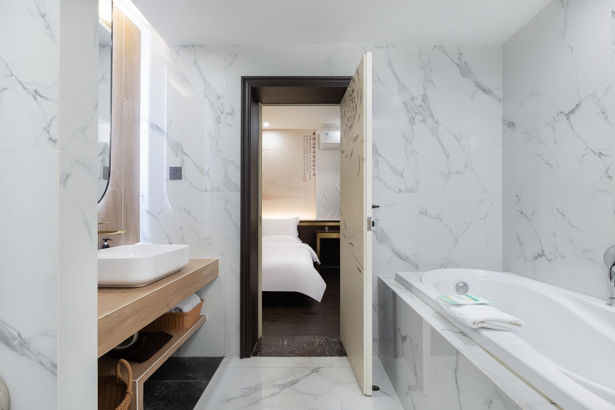 Huazhu - Superior Twin