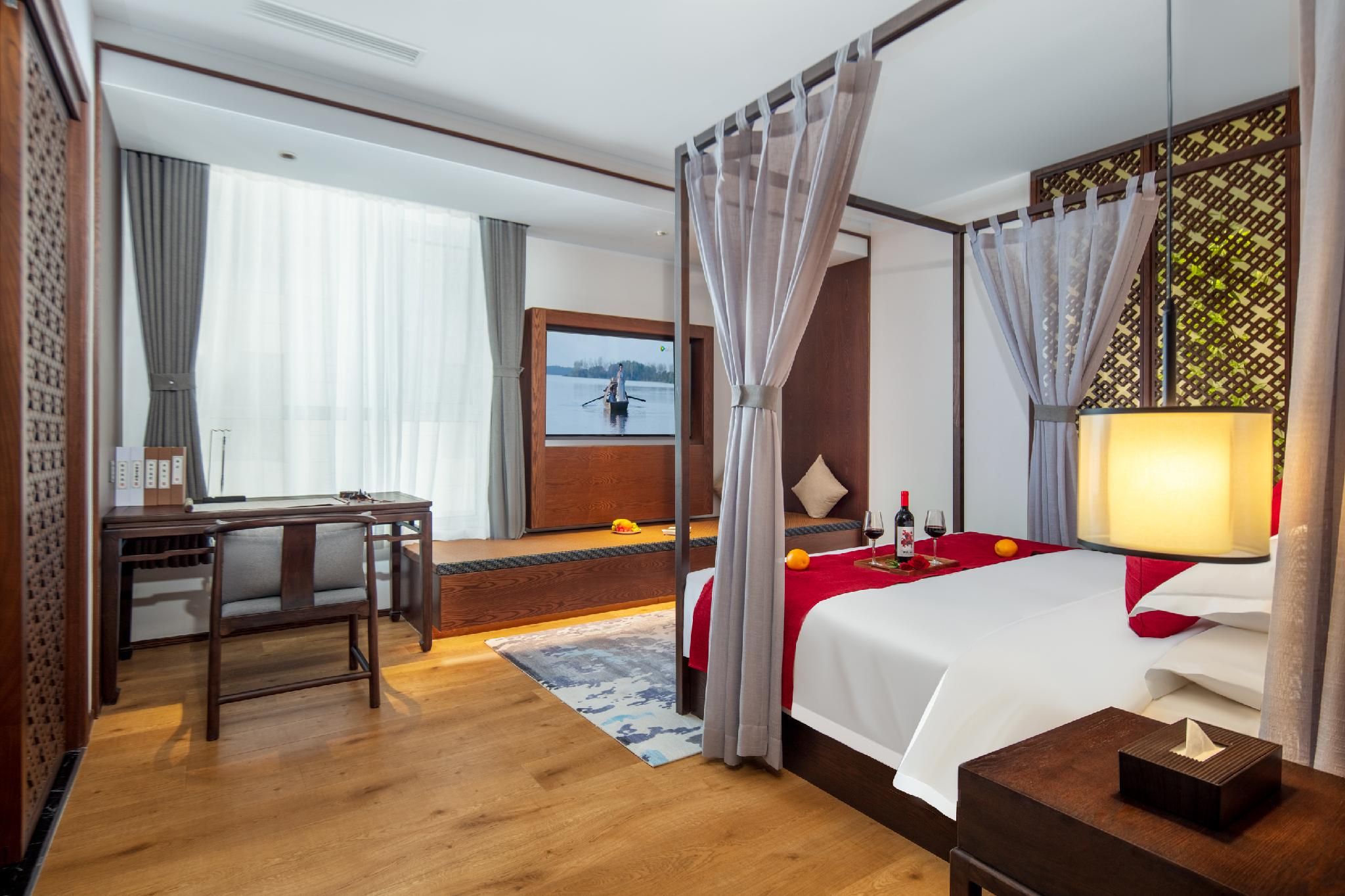 Deluxe King Suite