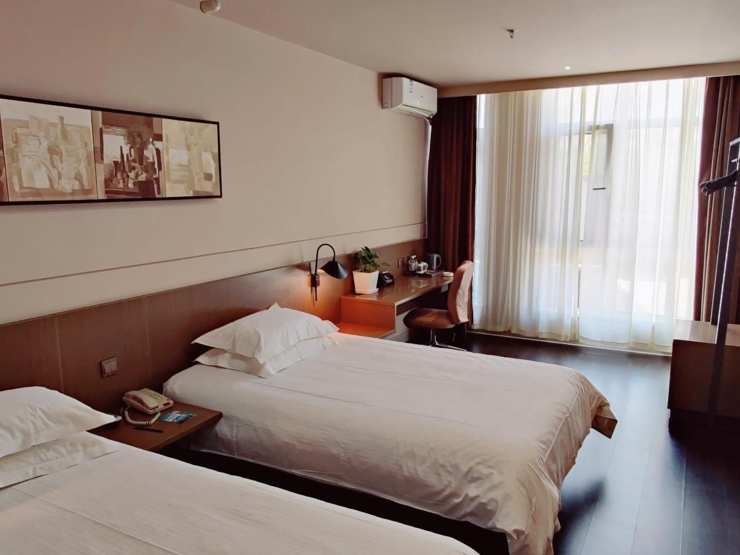 WH - Superior Large Twin Bed Room