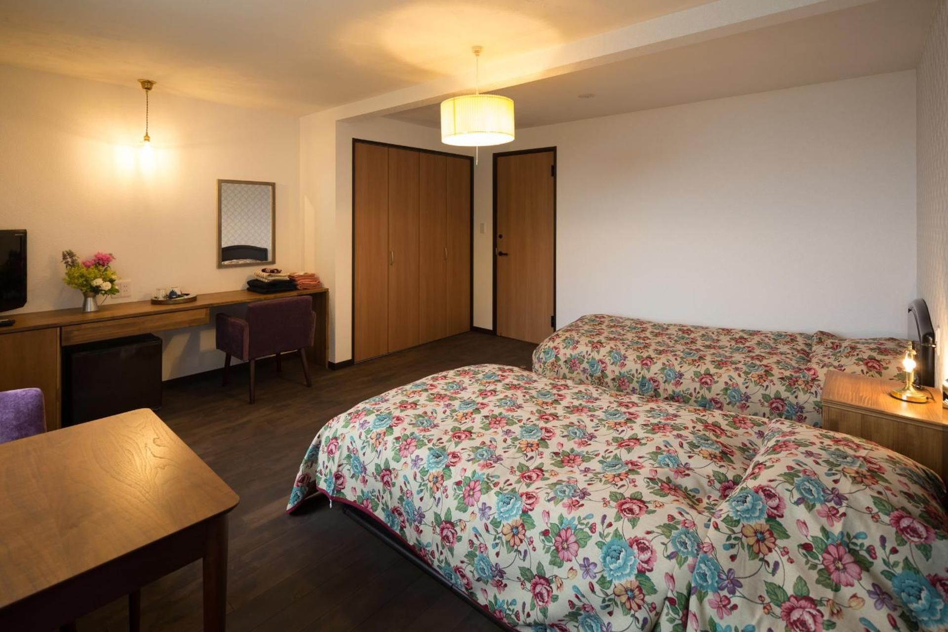 Twin Room with Shared Bathroom - Non-Smoking