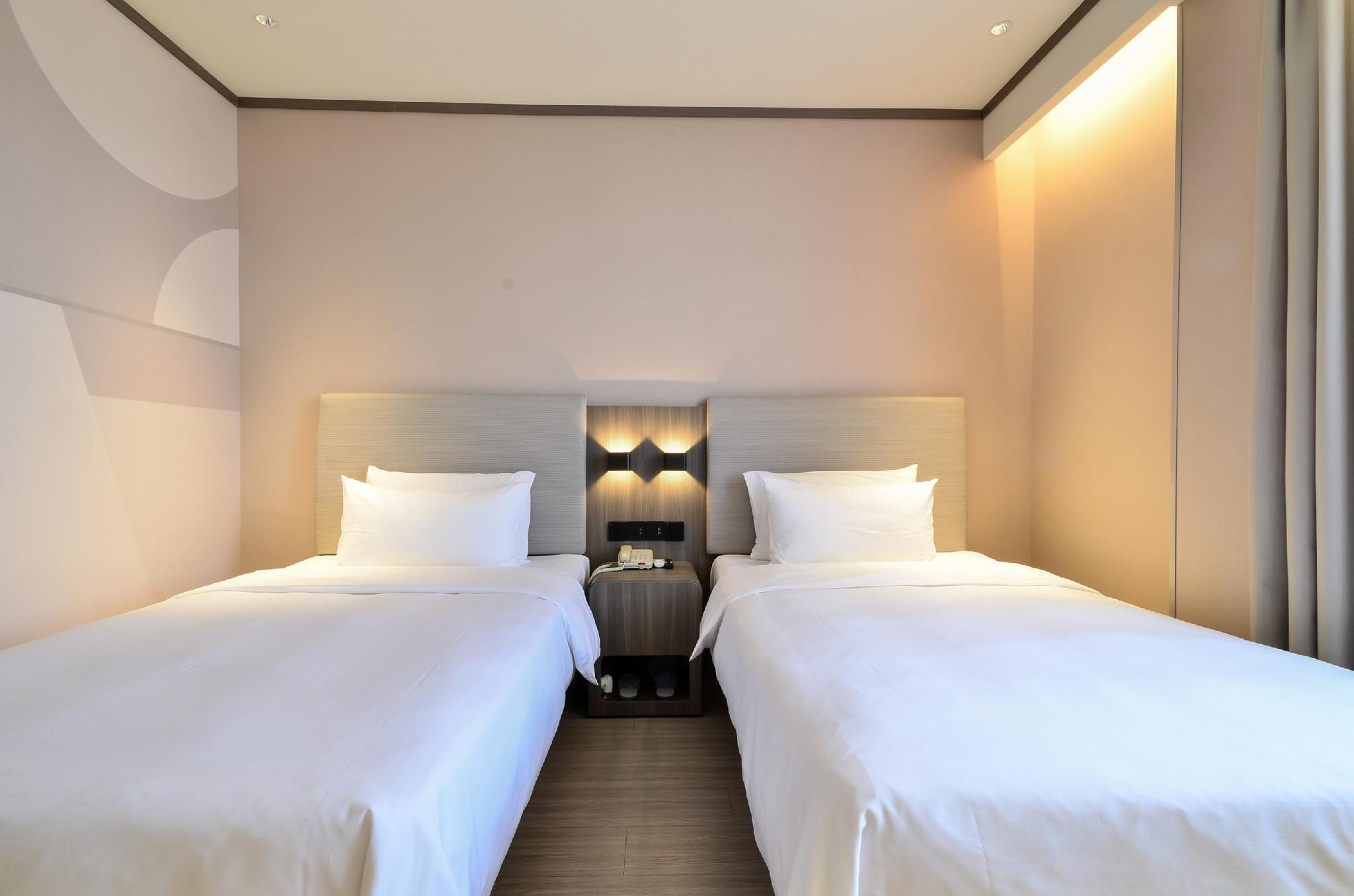 Huazhu - Suite With Twin Bed