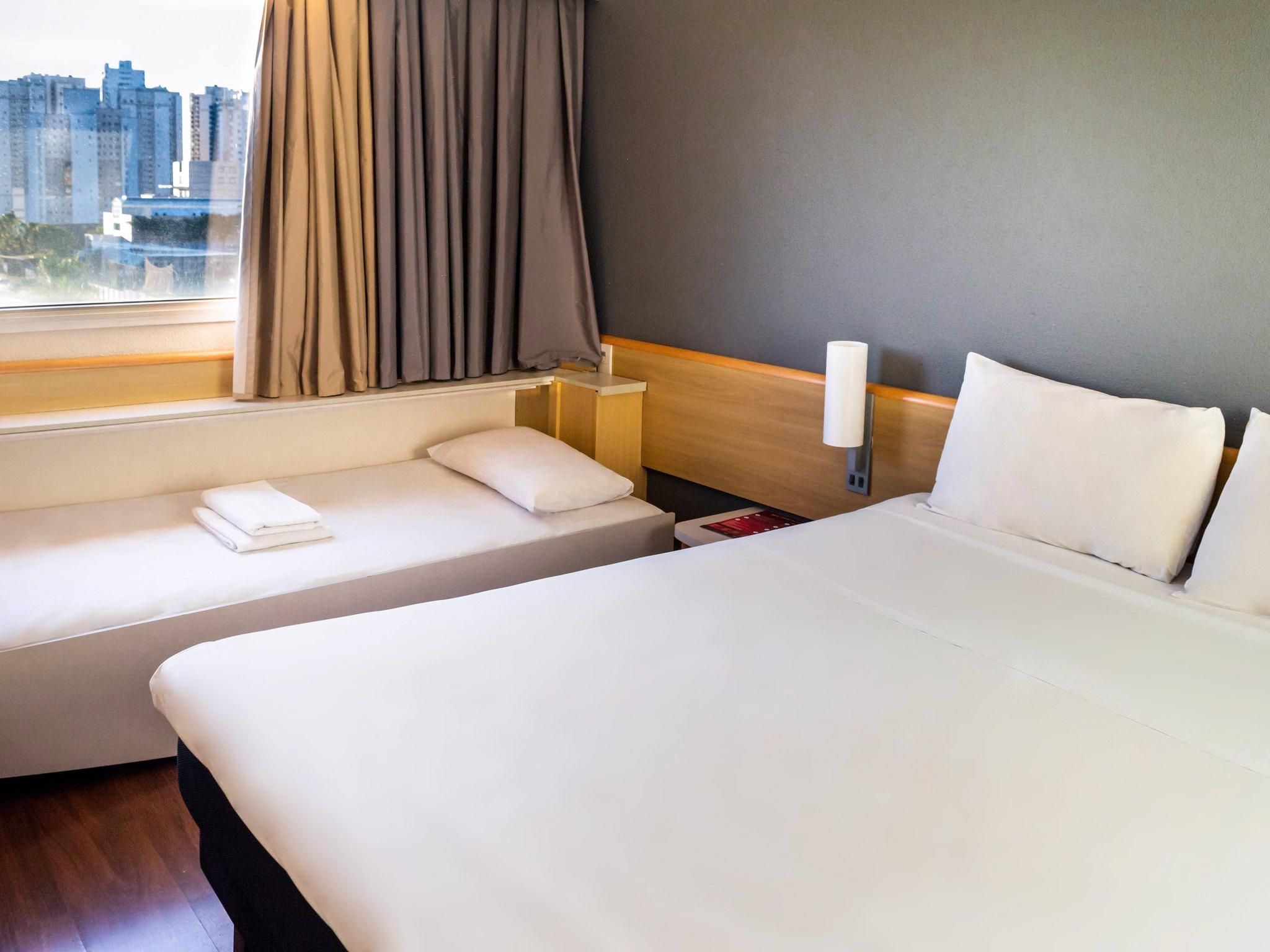 Standard room with 1 queen-size bed and 1 singl e bed