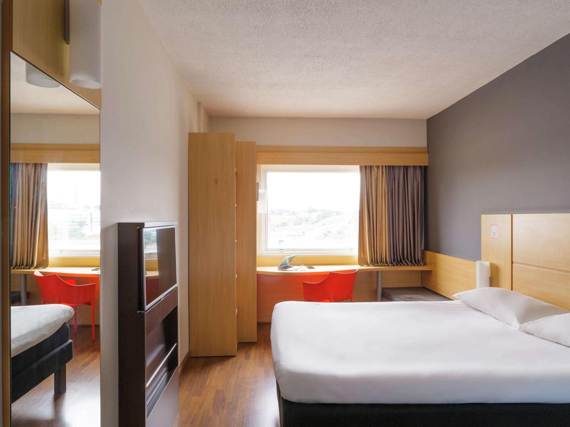 Standard Queen Room with Extra Bed