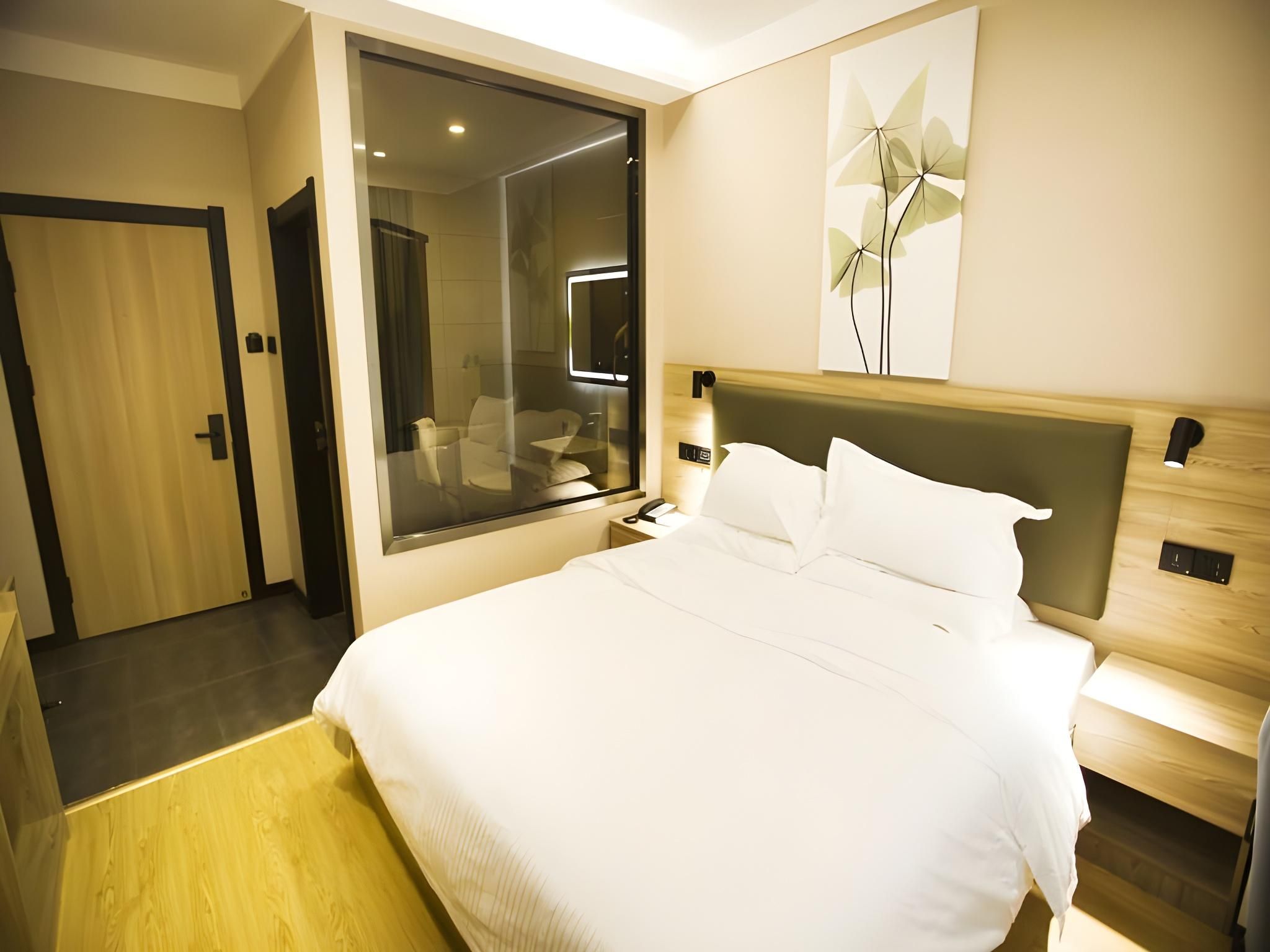 Hotel Queen Room