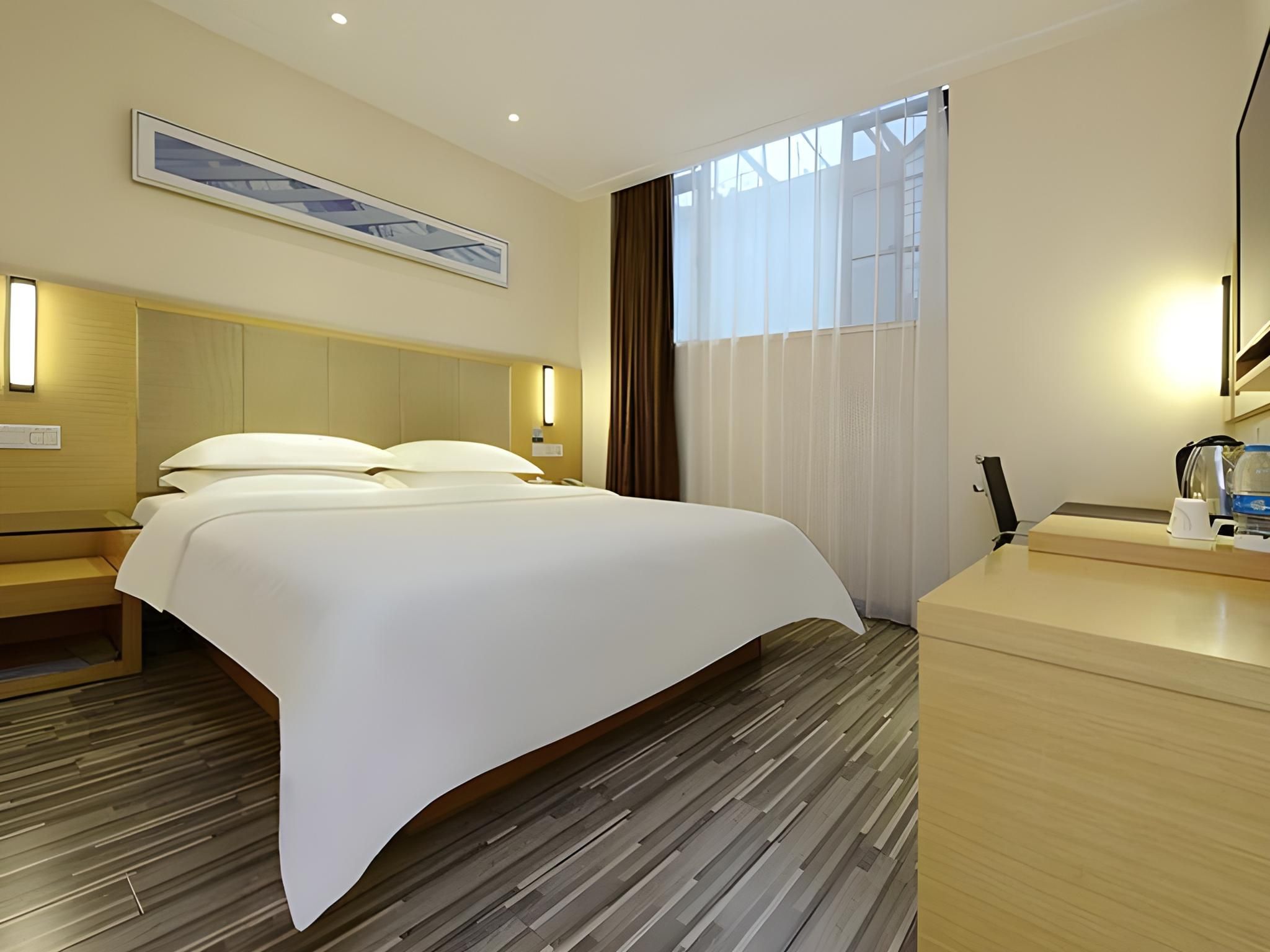Stand Queen Room