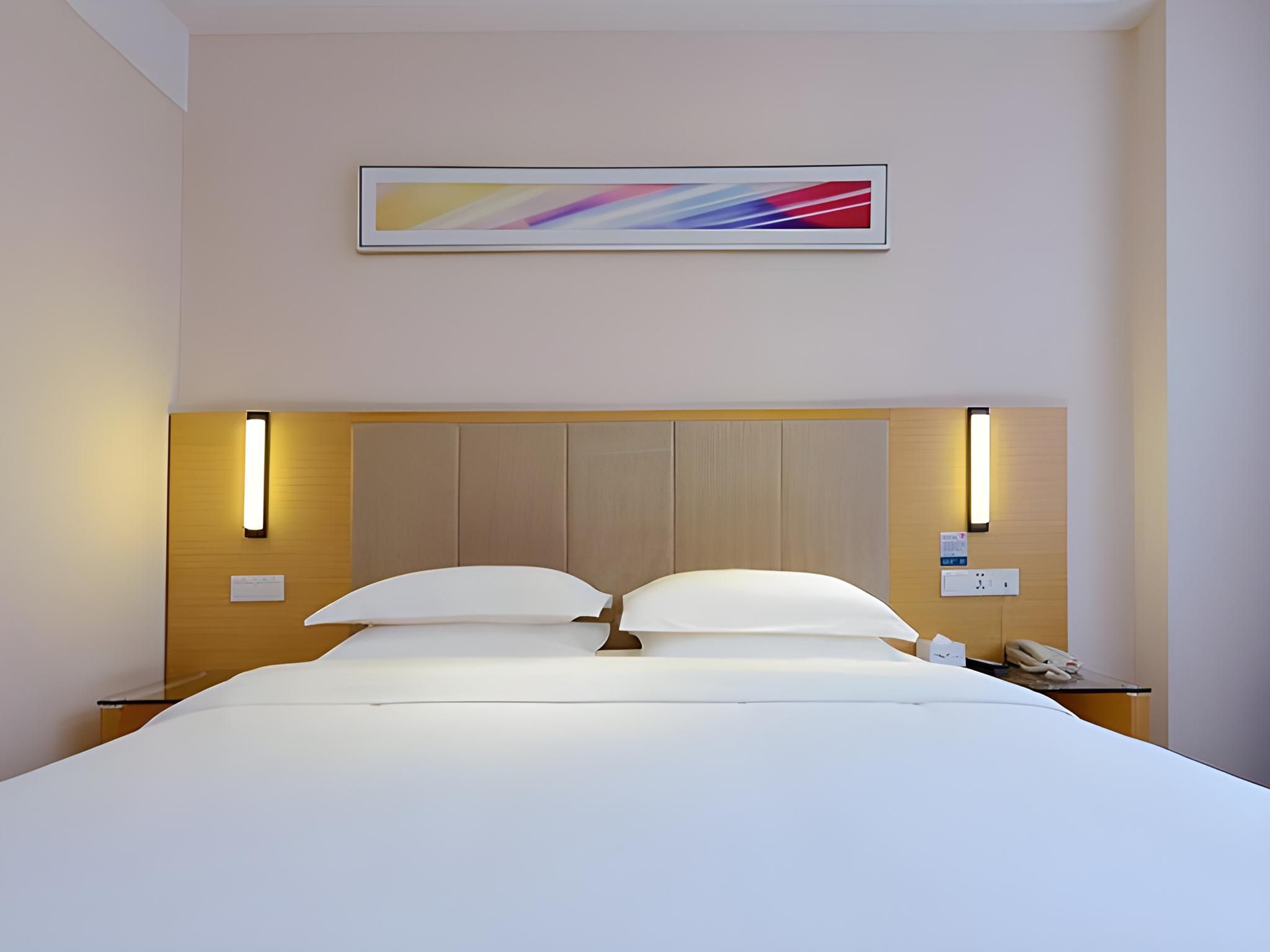 Stand Queen Room