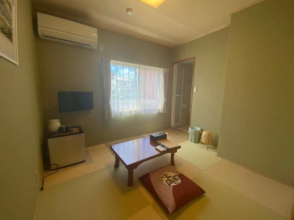 Single Room with Private Bathroom (1 Person)