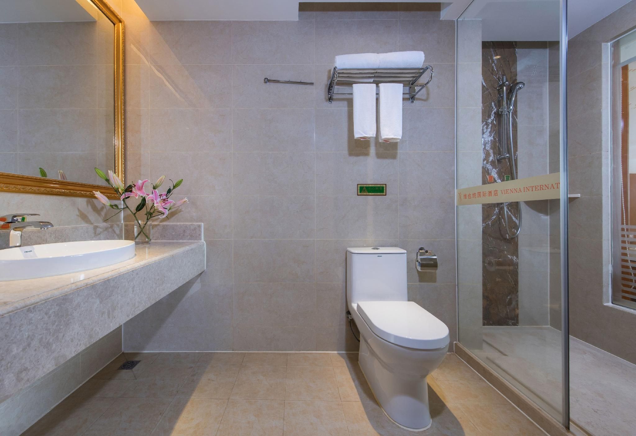 Vienna International Hotel Guangxi Dongxing Second Bridge Port High-speed Railway Station Executive Suite 2