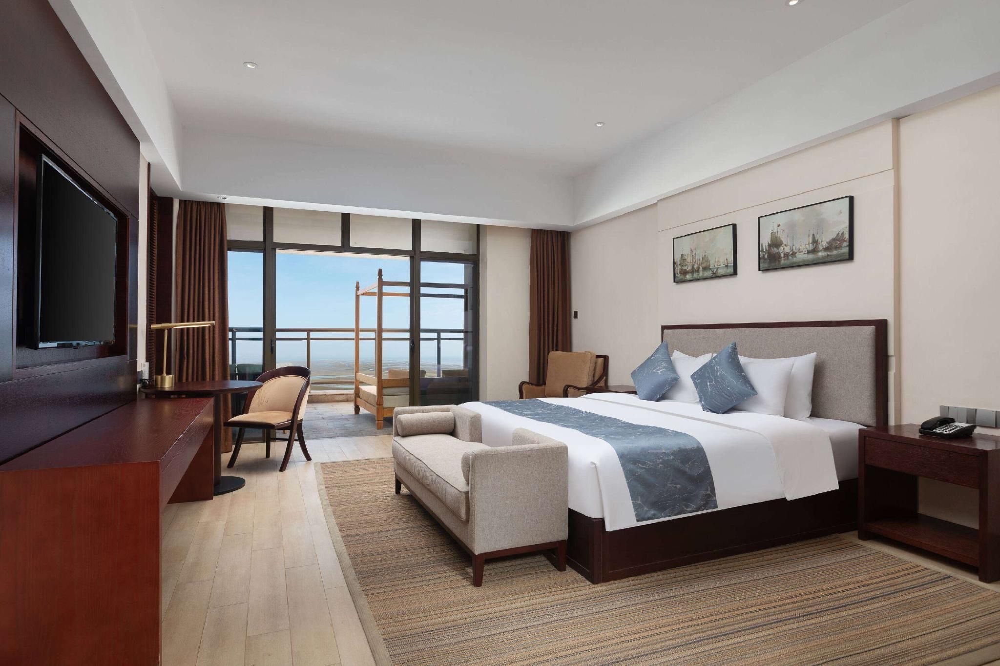 1 King Bed, Suite, 270° Sea View, Non-Smoking