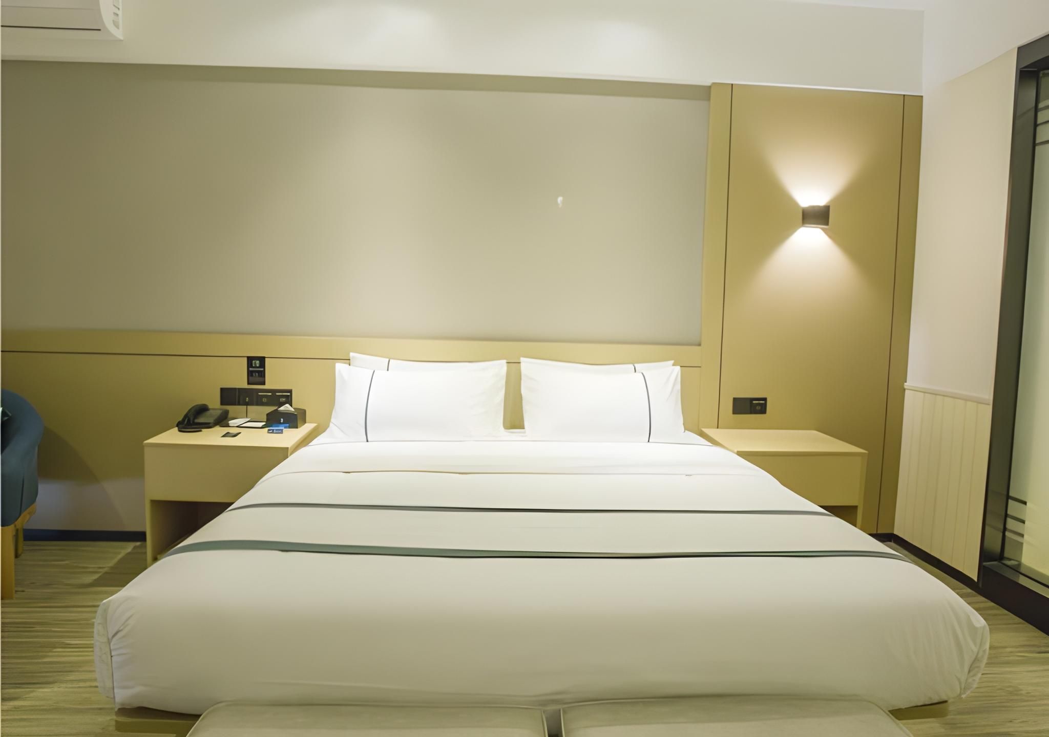 Queen Room with View