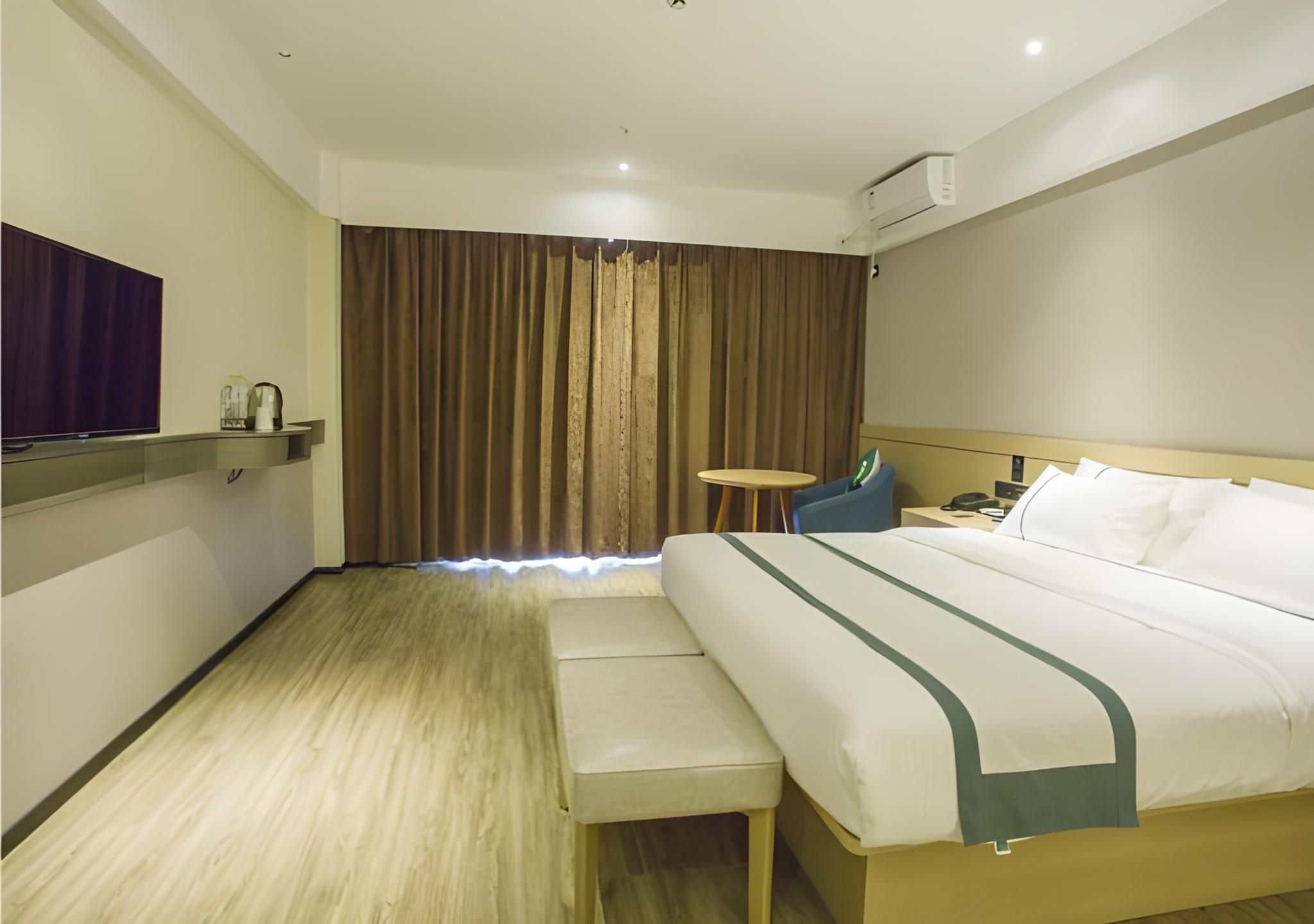 Queen Room with View