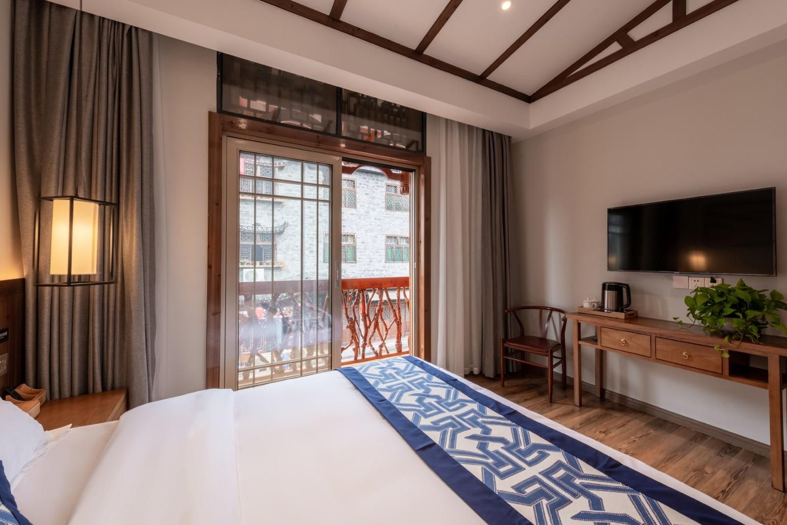 Lvyue - Balcony Bed Room