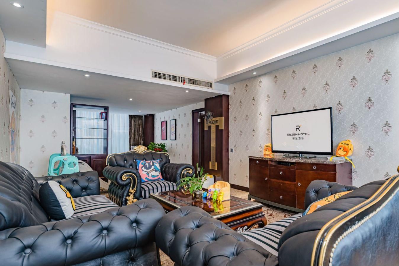 Rezen - Parent Child Suite, Yellow Duck