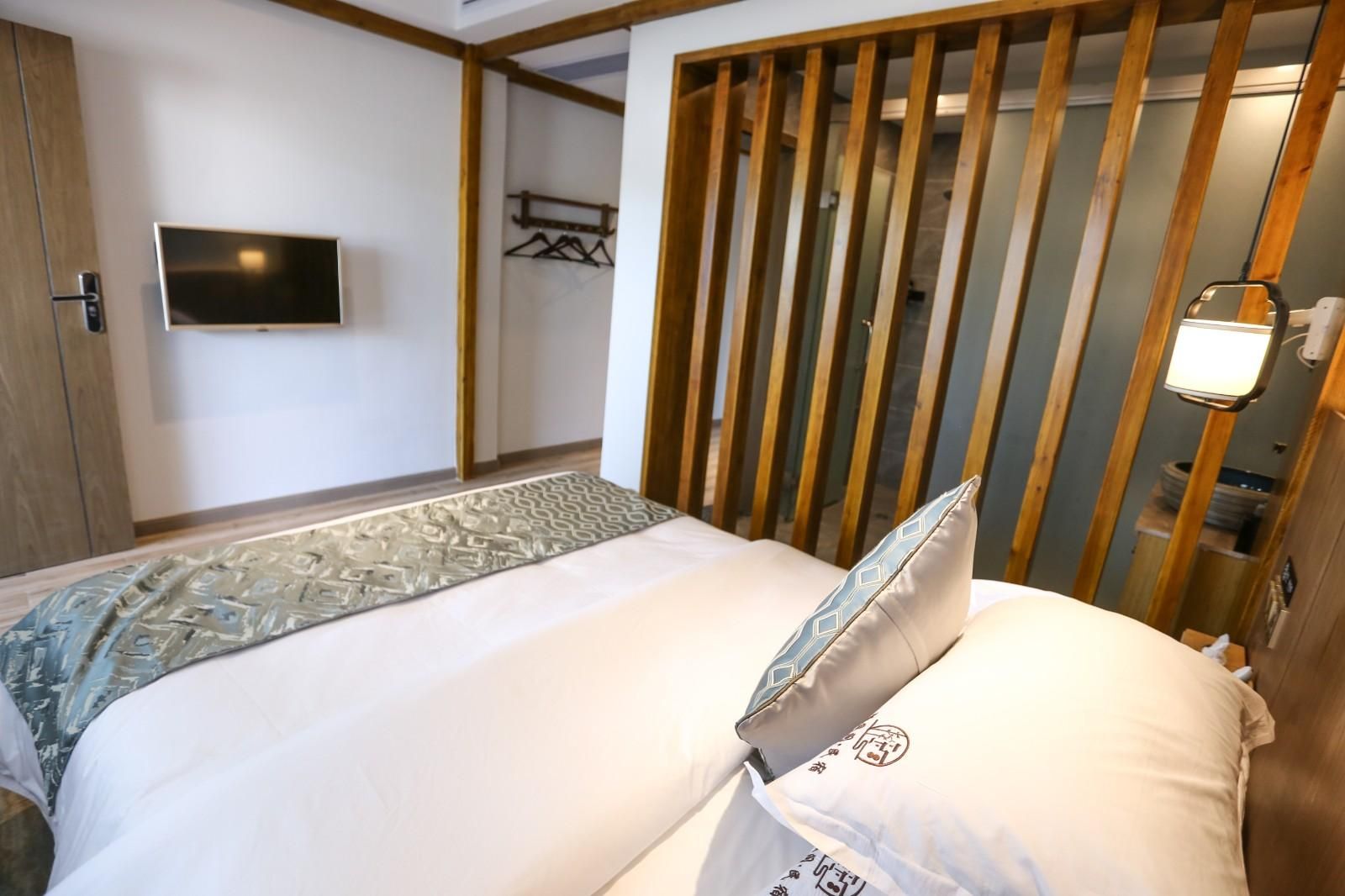 Floral Hotel Furong Town Juxiange Lvyue - Balcony Bed Room 2