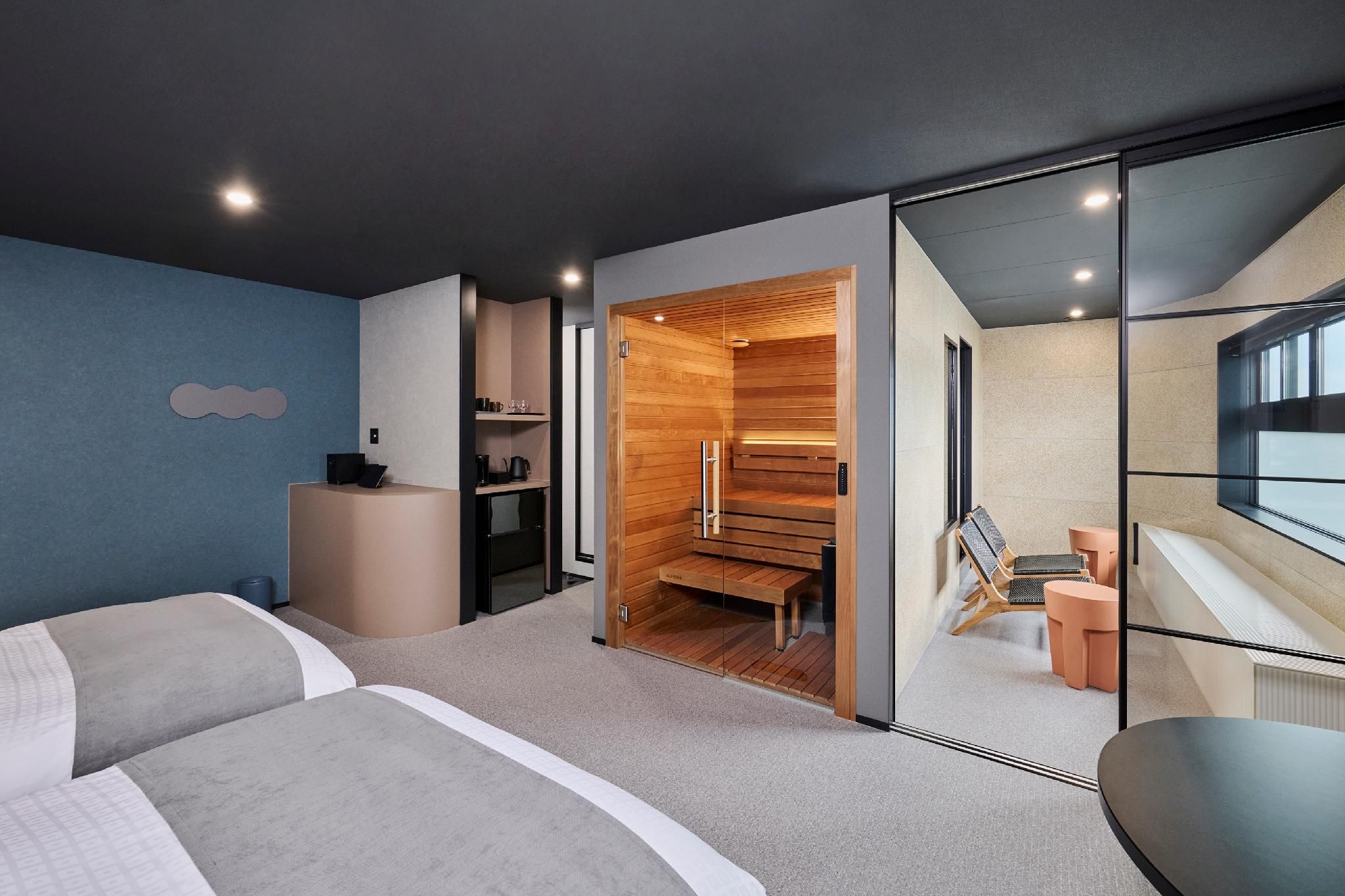 2nd Floor Lake and Roof View Casual Room with Sauna