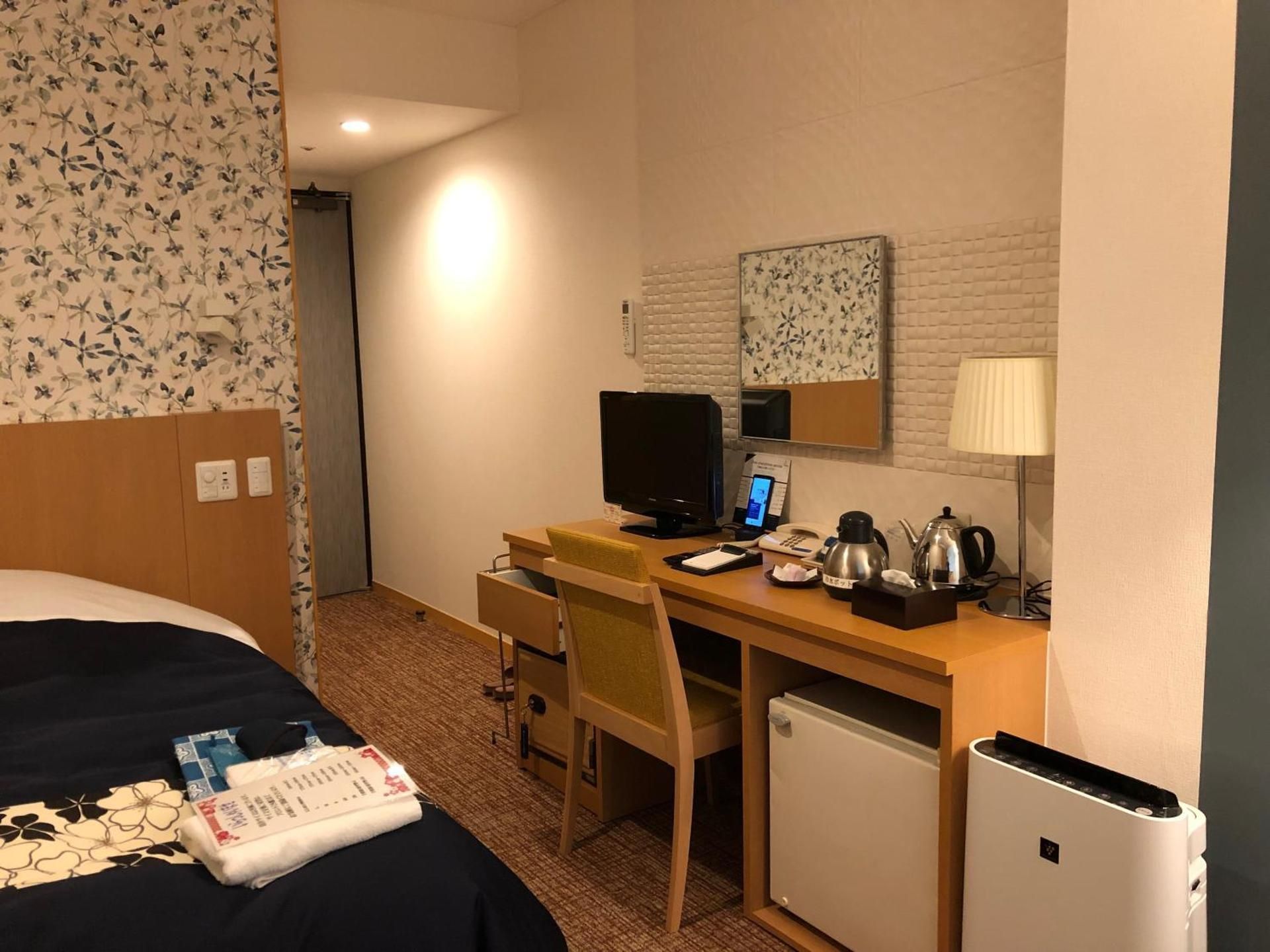 Single Room with Shared Bathroom - Non-Smoking